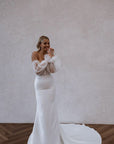Fit and Flair Brautkleid mit abnehmbaren Ärmel von Made with Love
