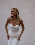 Fit and Flair Brautkleid mit abnehmbaren Ärmel von Made with Love