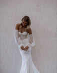 Fit and Flair Brautkleid mit abnehmbaren Ärmel von Made with Love