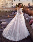 Brautkleid in A-Schnitt mit V-Ausschnitt von White one