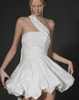 Kurzes Kleid mit asymmetrischen Träger und abnehmbare Schleppe von Vera Wang