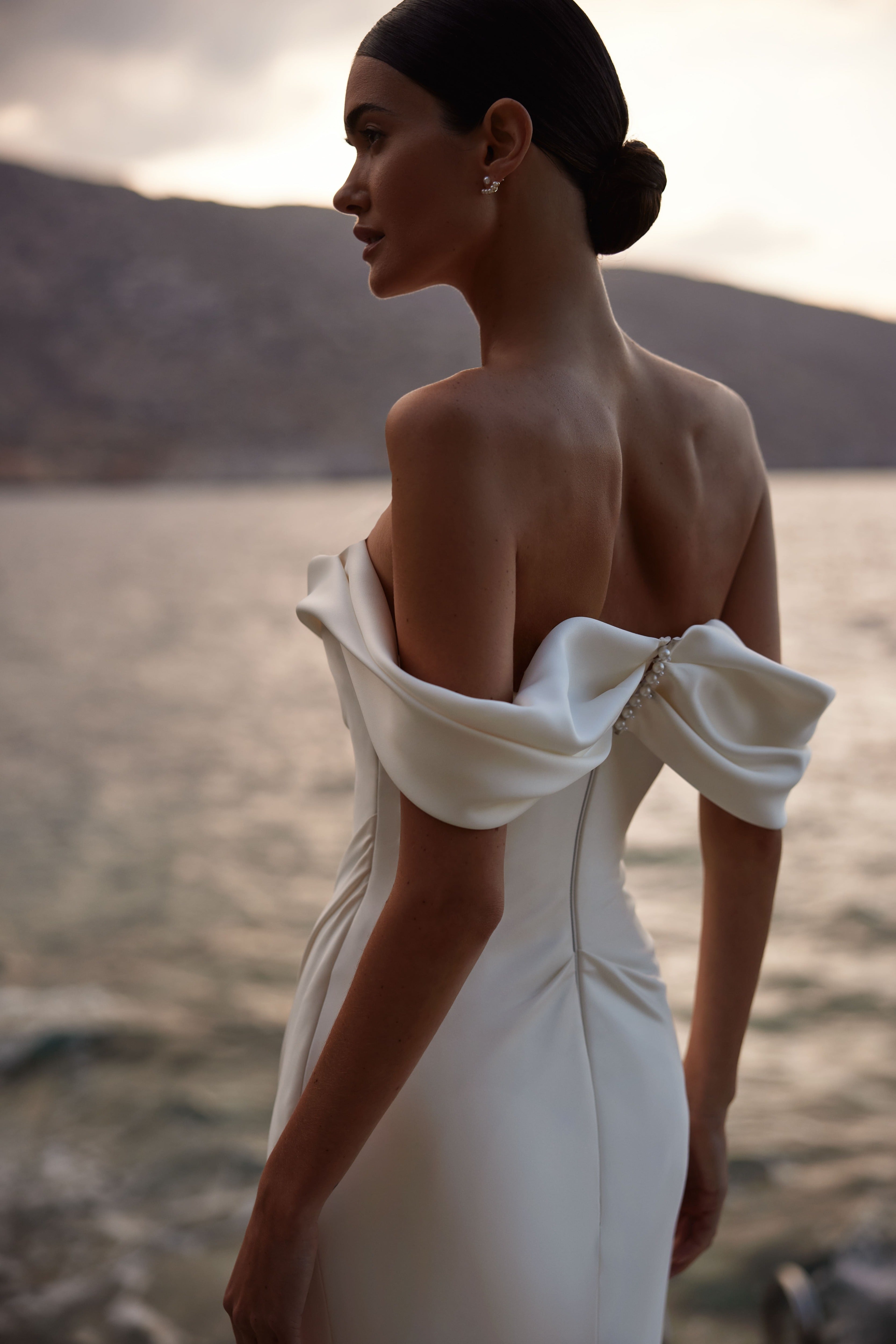 Satin-Brautkleid mit Spaghettiträgern und mit drapiertem Ausschnitt von Milla Nova 