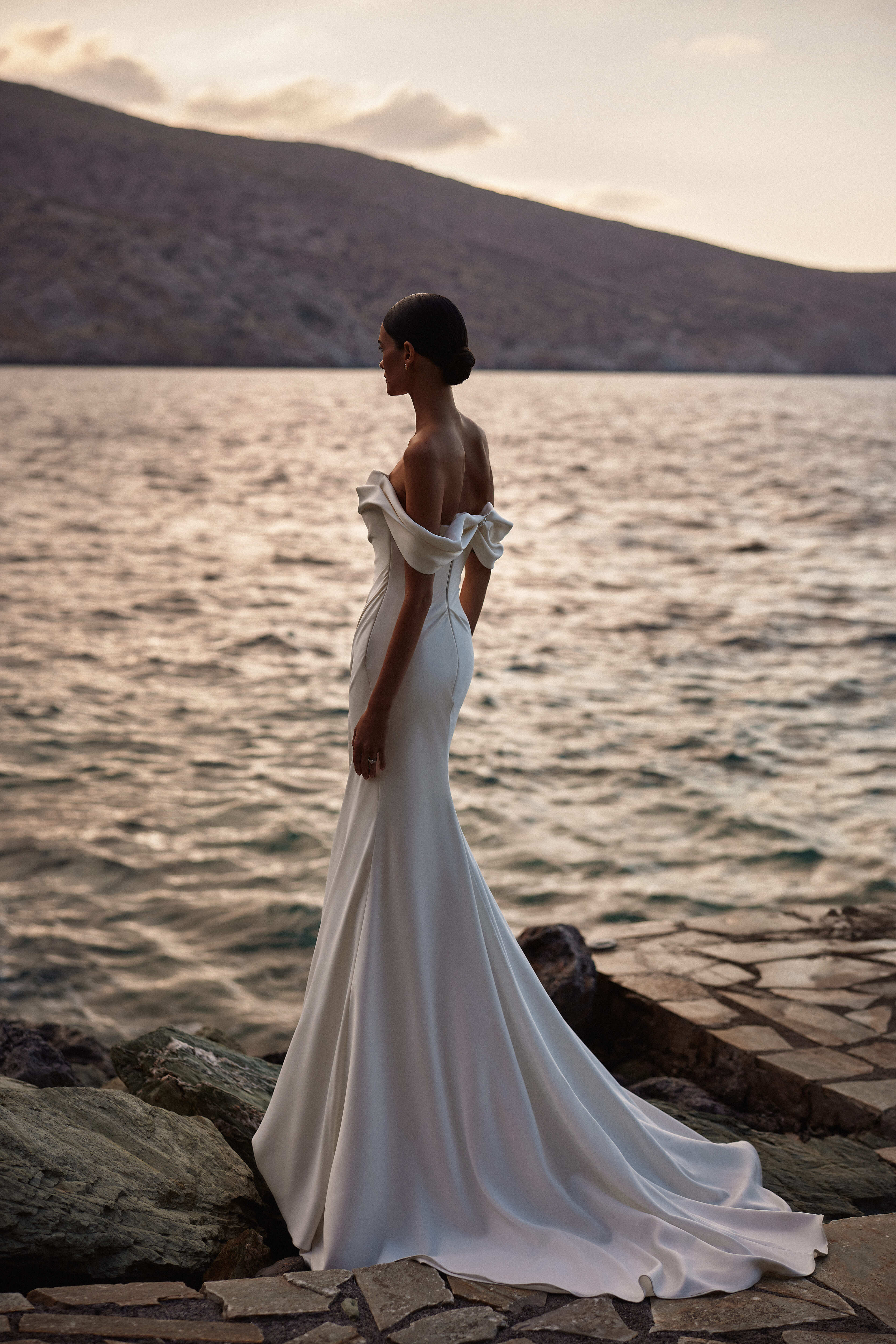 Satin-Brautkleid mit Spaghettiträgern und mit drapiertem Ausschnitt von Milla Nova 