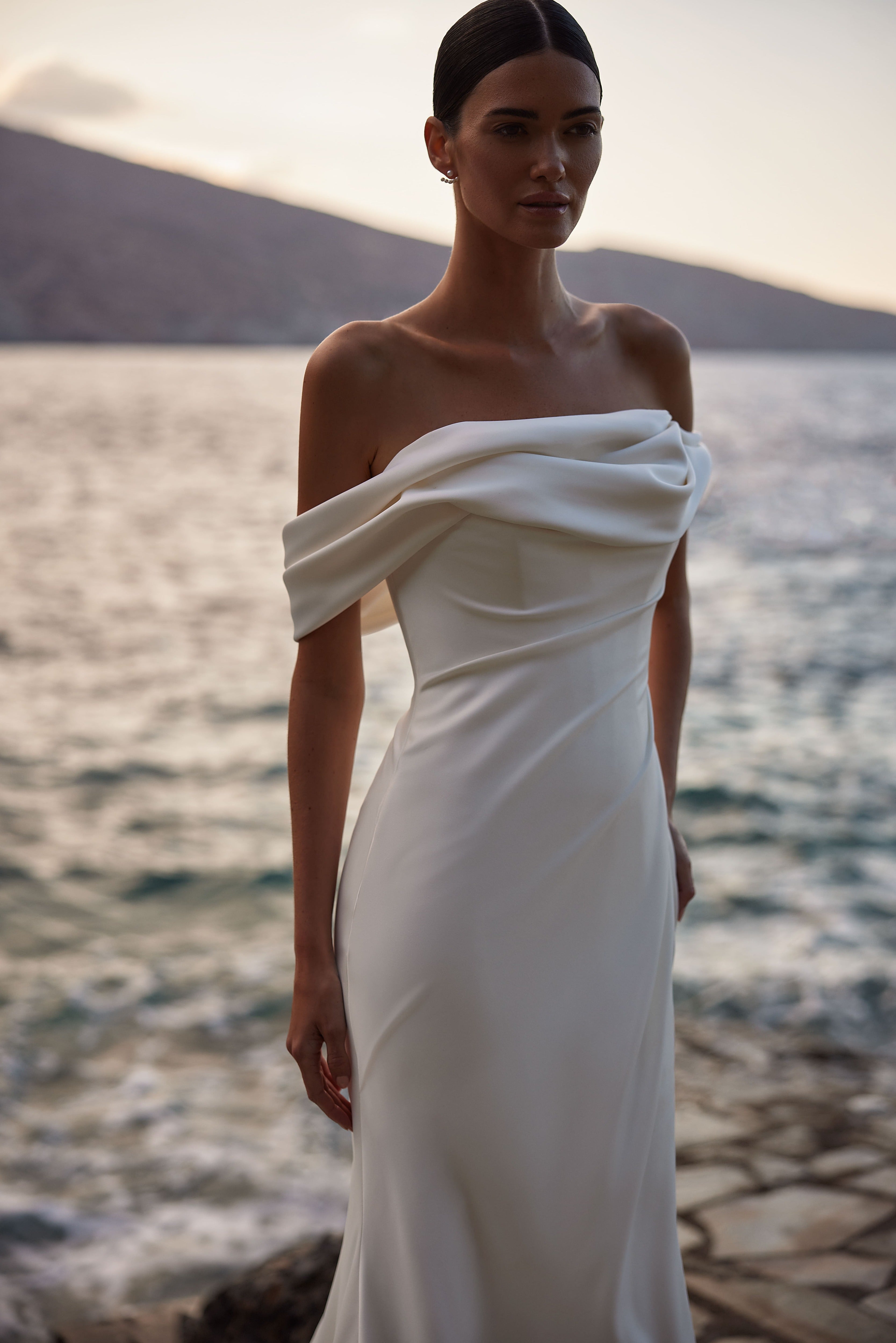 Satin-Brautkleid mit Spaghettiträgern und mit drapiertem Ausschnitt von Milla Nova 