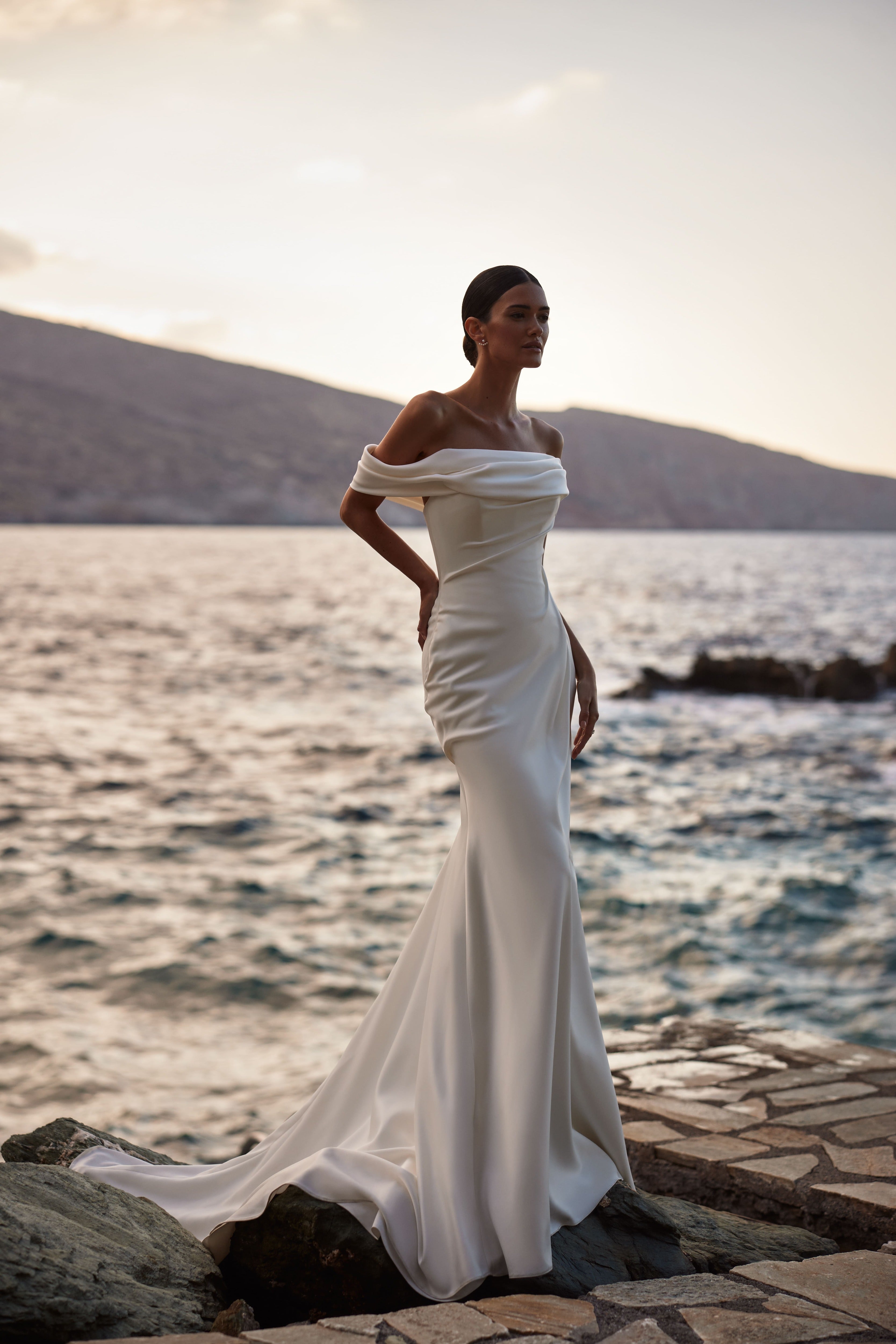Satin-Brautkleid mit Spaghettiträgern und mit drapiertem Ausschnitt von Milla Nova 