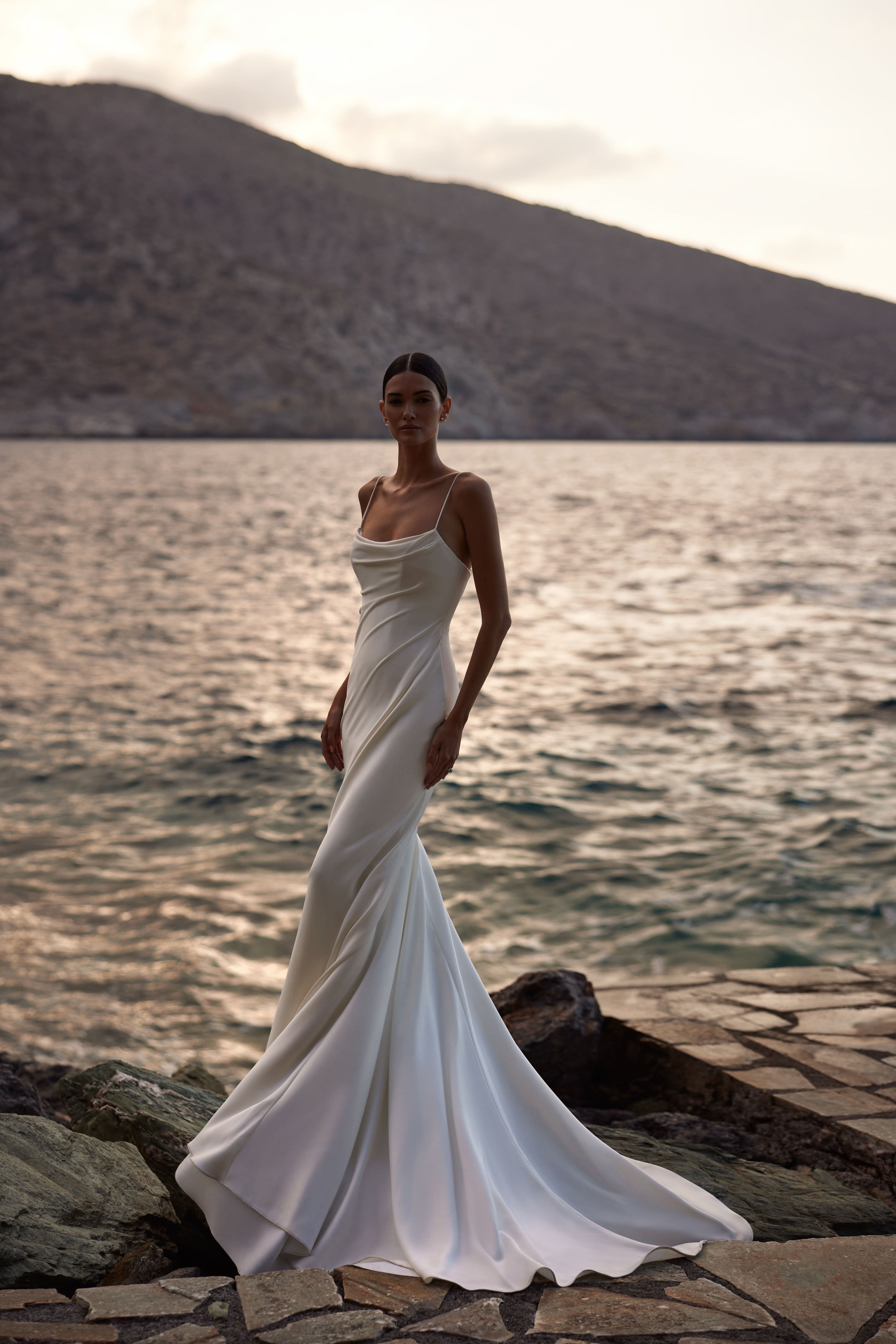 Satin-Brautkleid mit Spaghettiträgern und mit drapiertem Ausschnitt von Milla Nova 