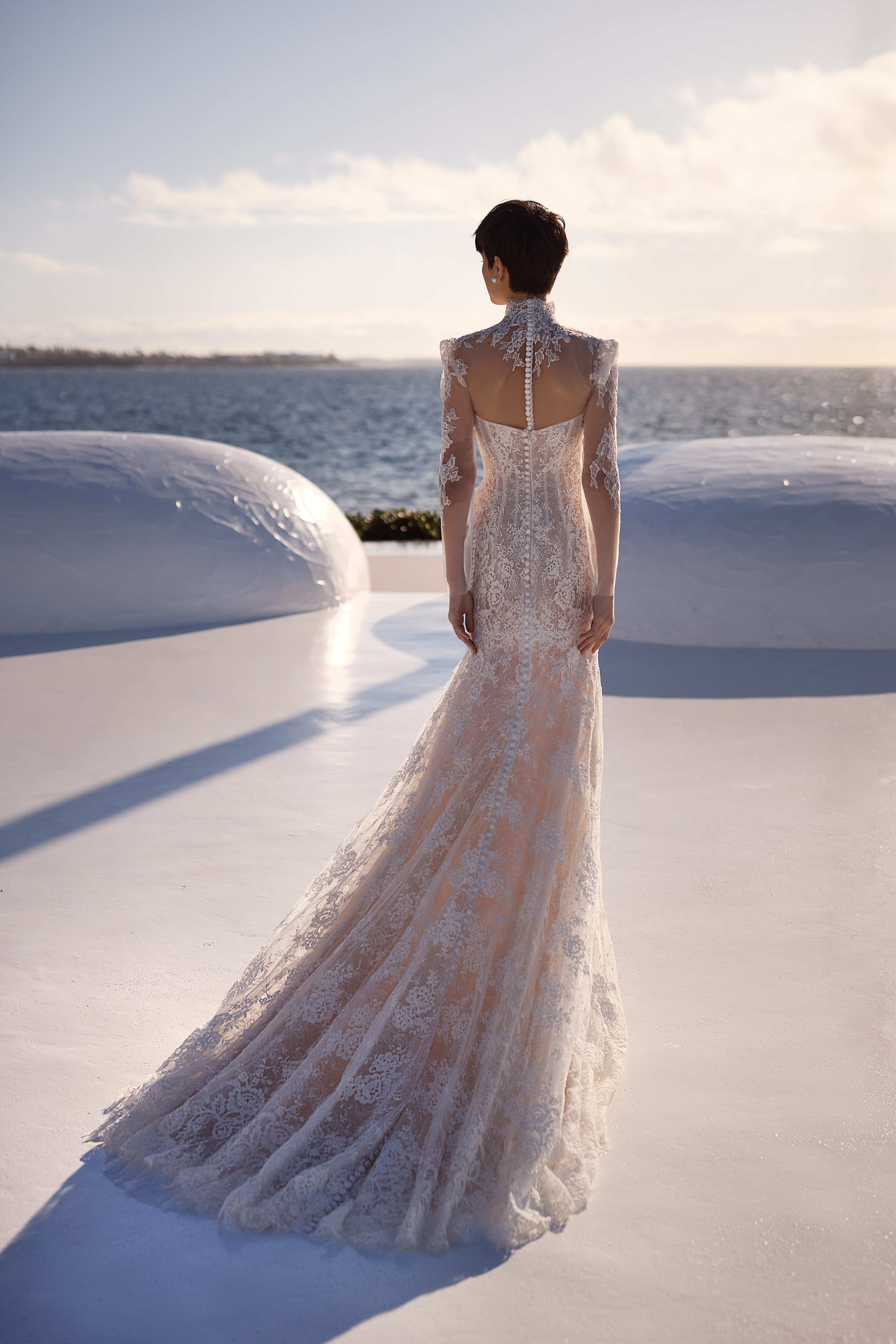 Meerjungfrau-Brautkleid aus Chantilly-Spitze mit floralen Details von Milla Nova