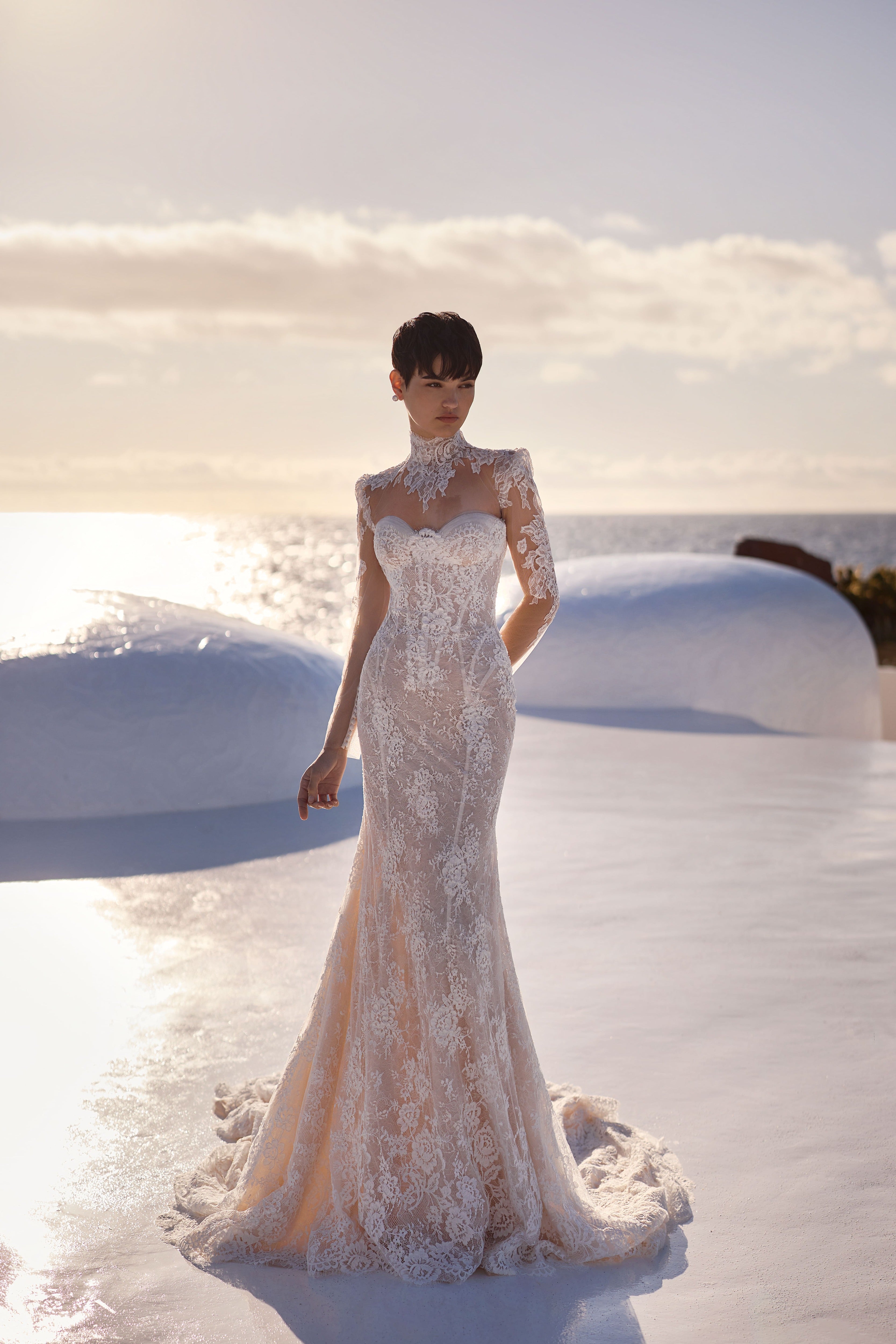 Meerjungfrau-Brautkleid aus Chantilly-Spitze mit floralen Details von Milla Nova