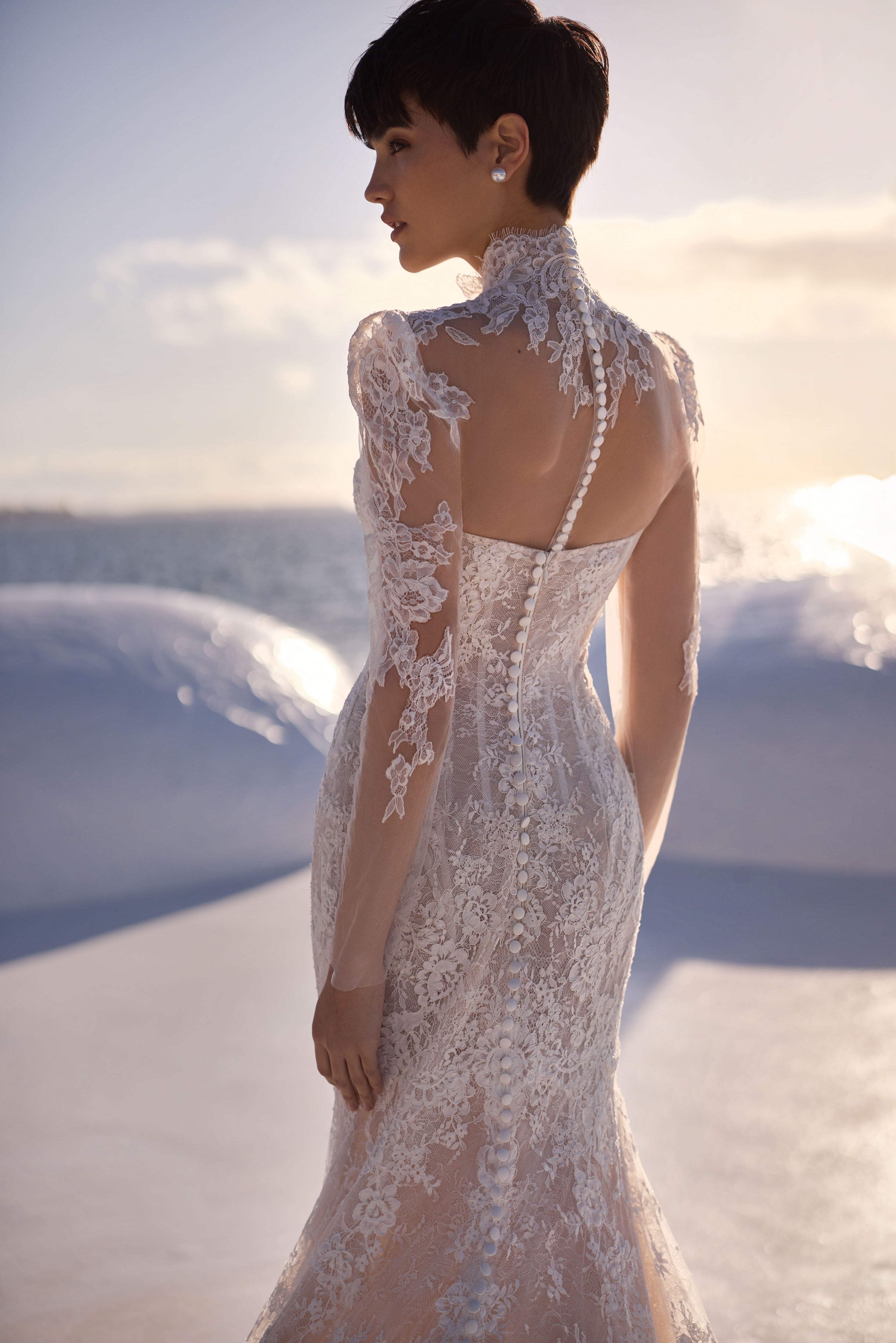 Meerjungfrau-Brautkleid aus Chantilly-Spitze mit floralen Details von Milla Nova