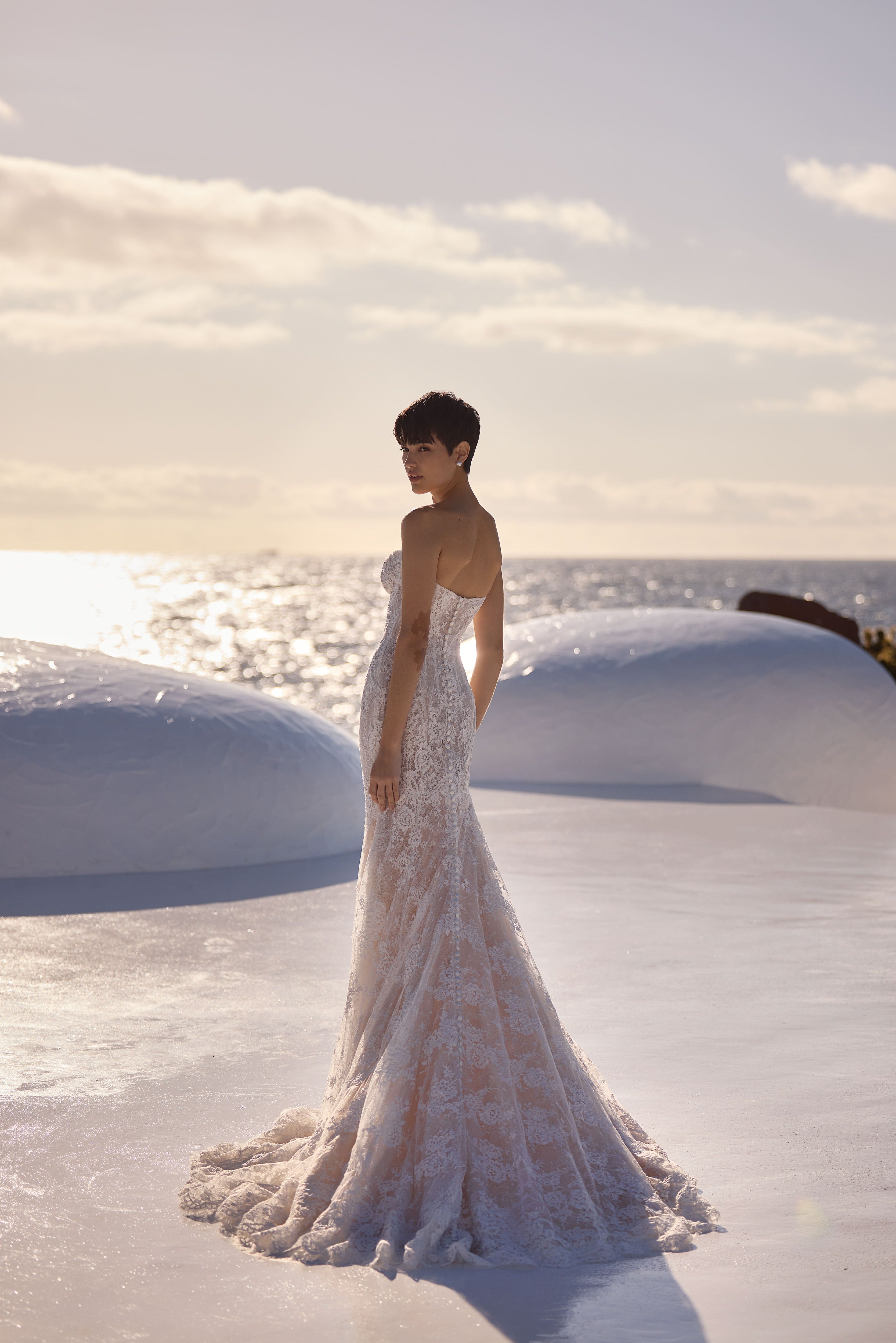 Meerjungfrau-Brautkleid aus Chantilly-Spitze mit floralen Details von Milla Nova