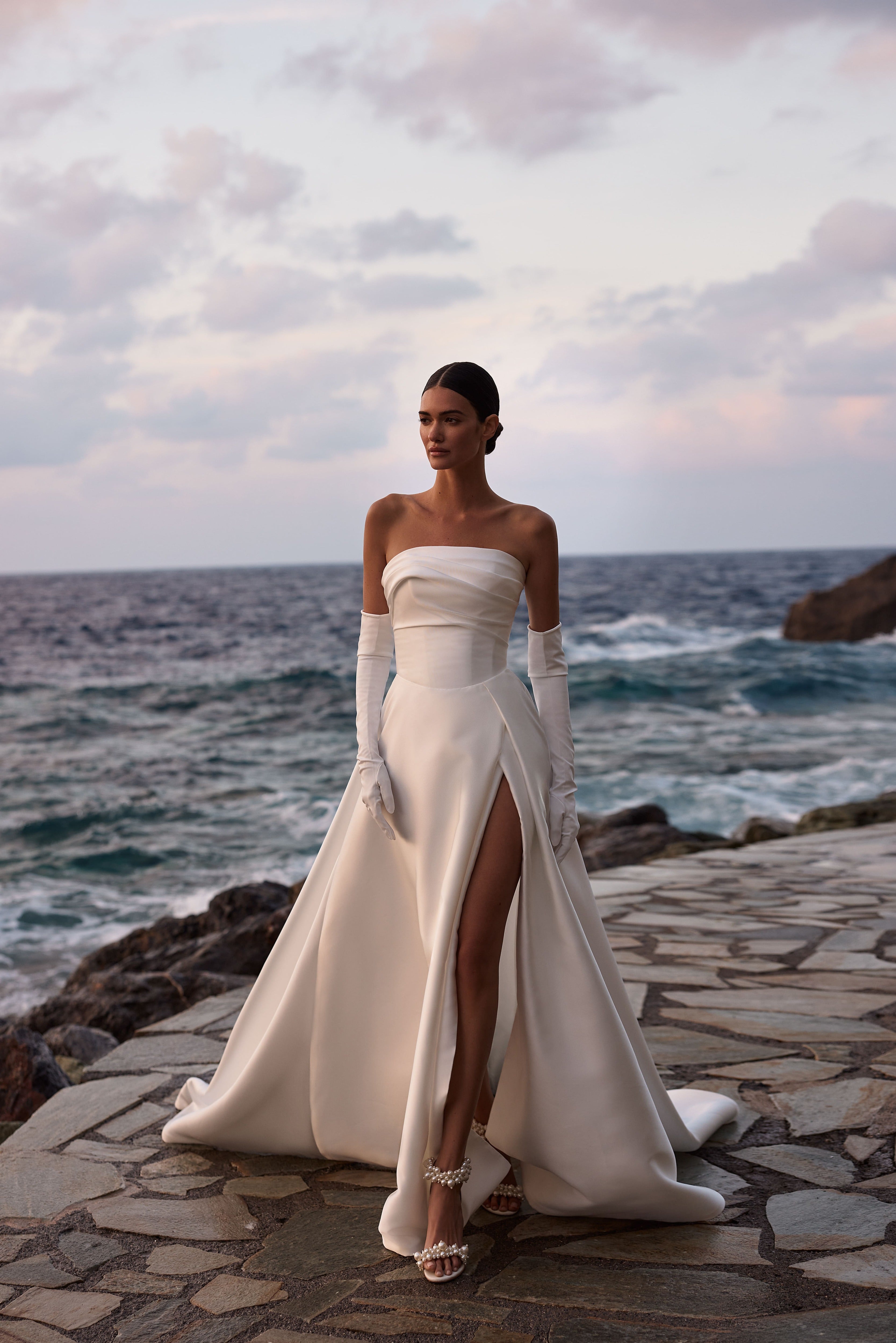  Brautkleid aus Mikado mit einem geraden, drapierten Ausschnitt von Milla Nova 