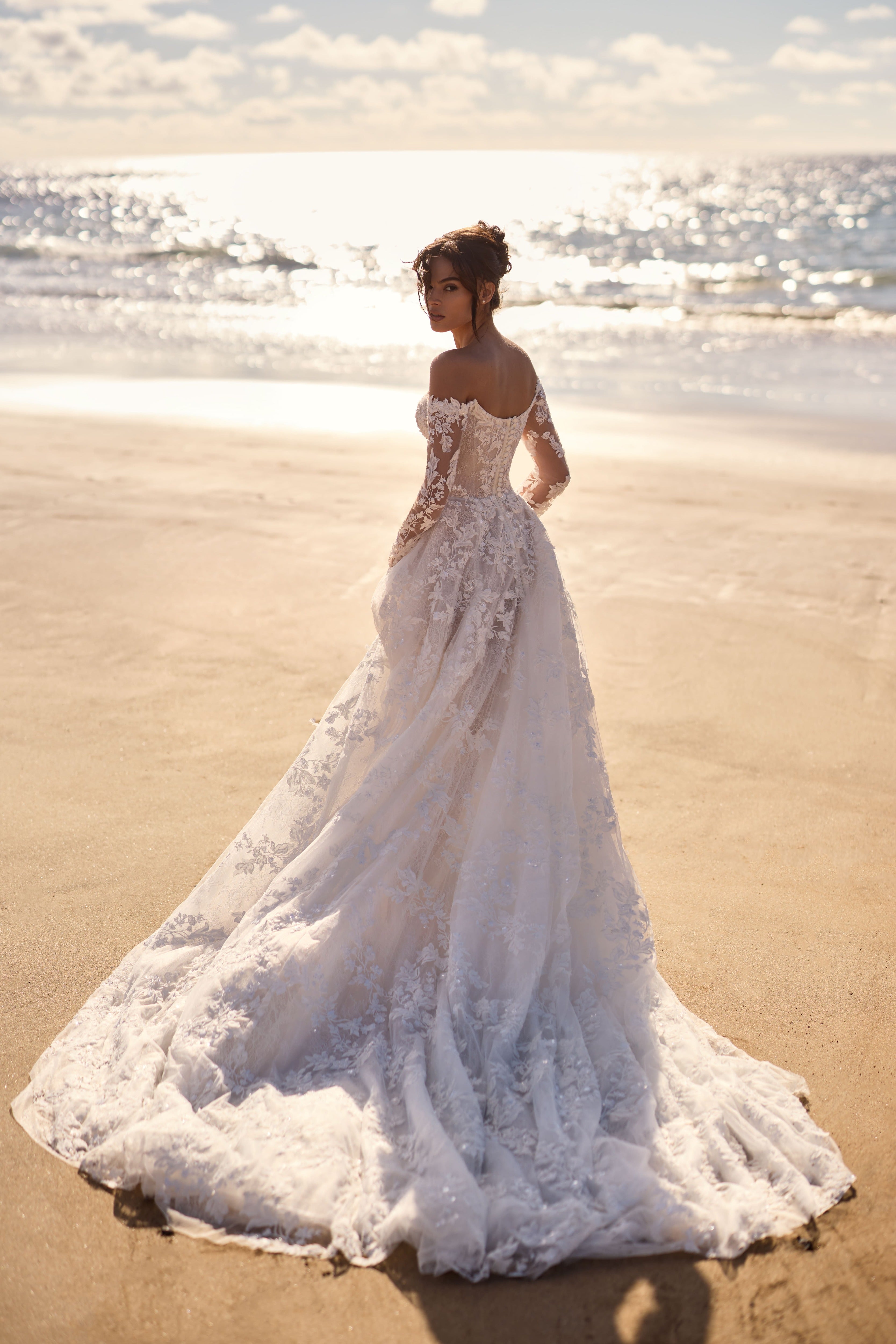 A-Linien-Brautkleid mit langen Off-Shoulder-Ärmeln aus floraler Spitze von Milla Nova