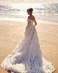 A-Linien-Brautkleid mit langen Off-Shoulder-Ärmeln aus floraler Spitze von Milla Nova