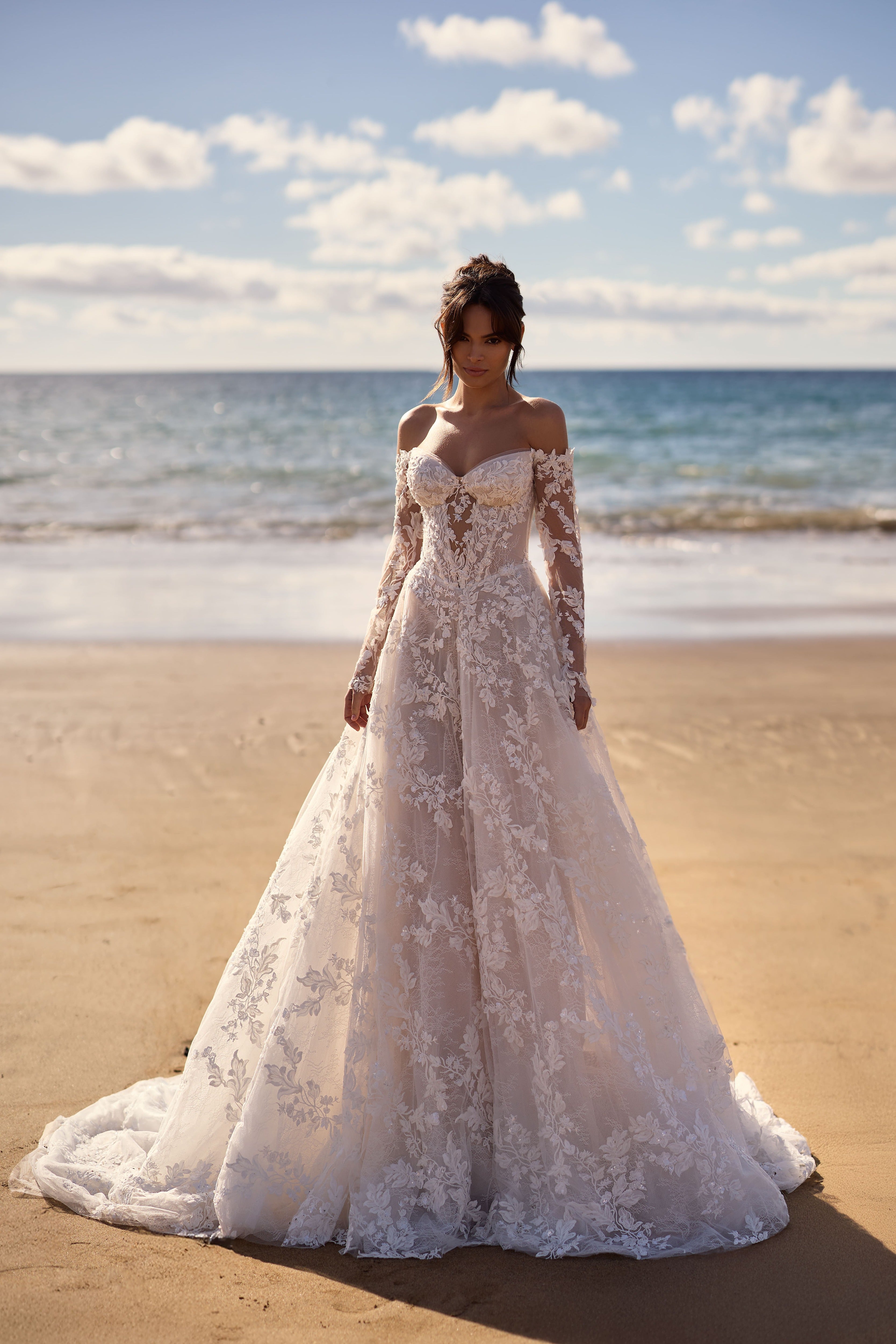 A-Linien-Brautkleid mit langen Off-Shoulder-Ärmeln aus floraler Spitze von Milla Nova