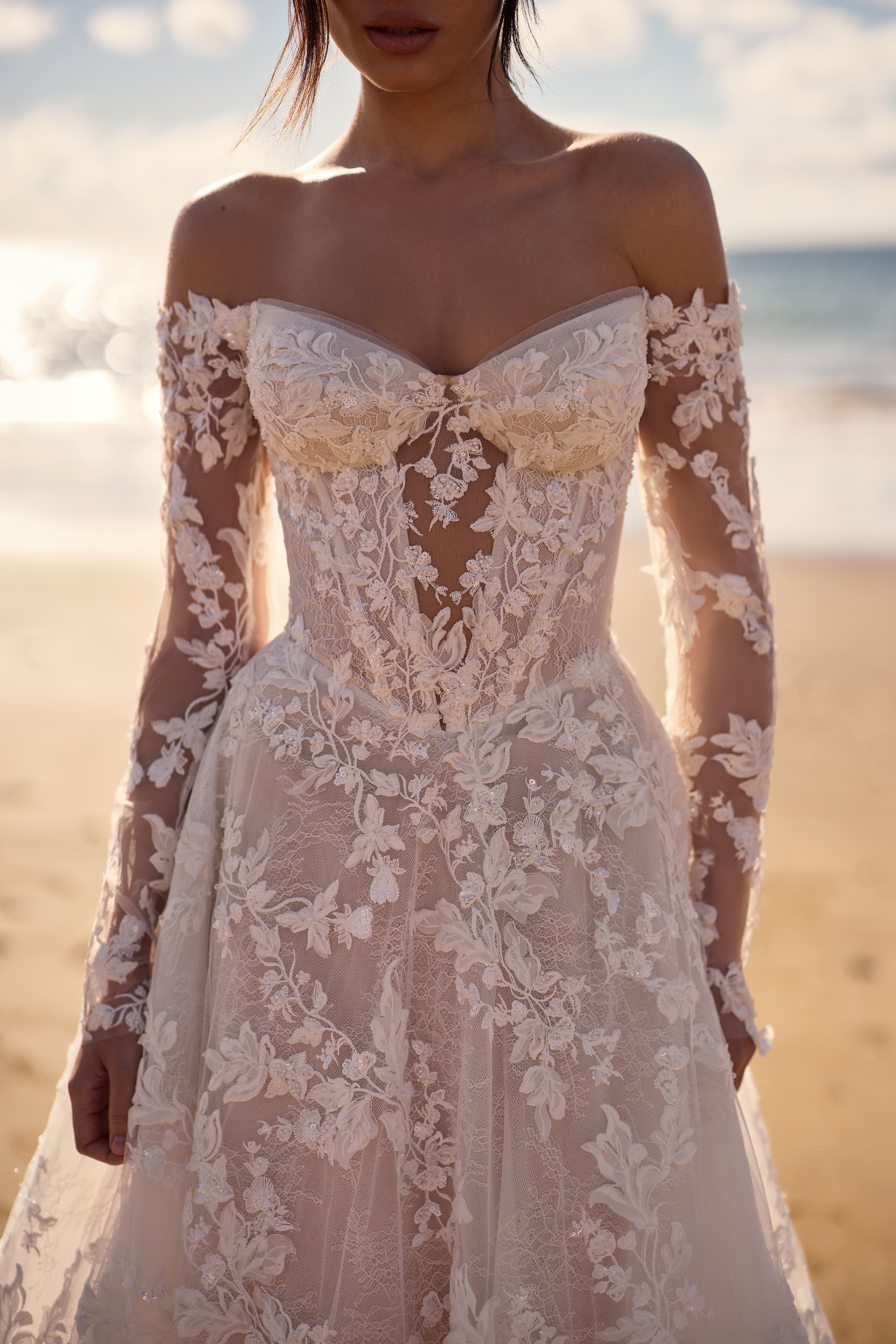 A-Linien-Brautkleid mit langen Off-Shoulder-Ärmeln aus floraler Spitze von Milla Nova