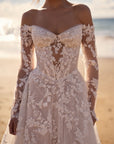 A-Linien-Brautkleid mit langen Off-Shoulder-Ärmeln aus floraler Spitze von Milla Nova