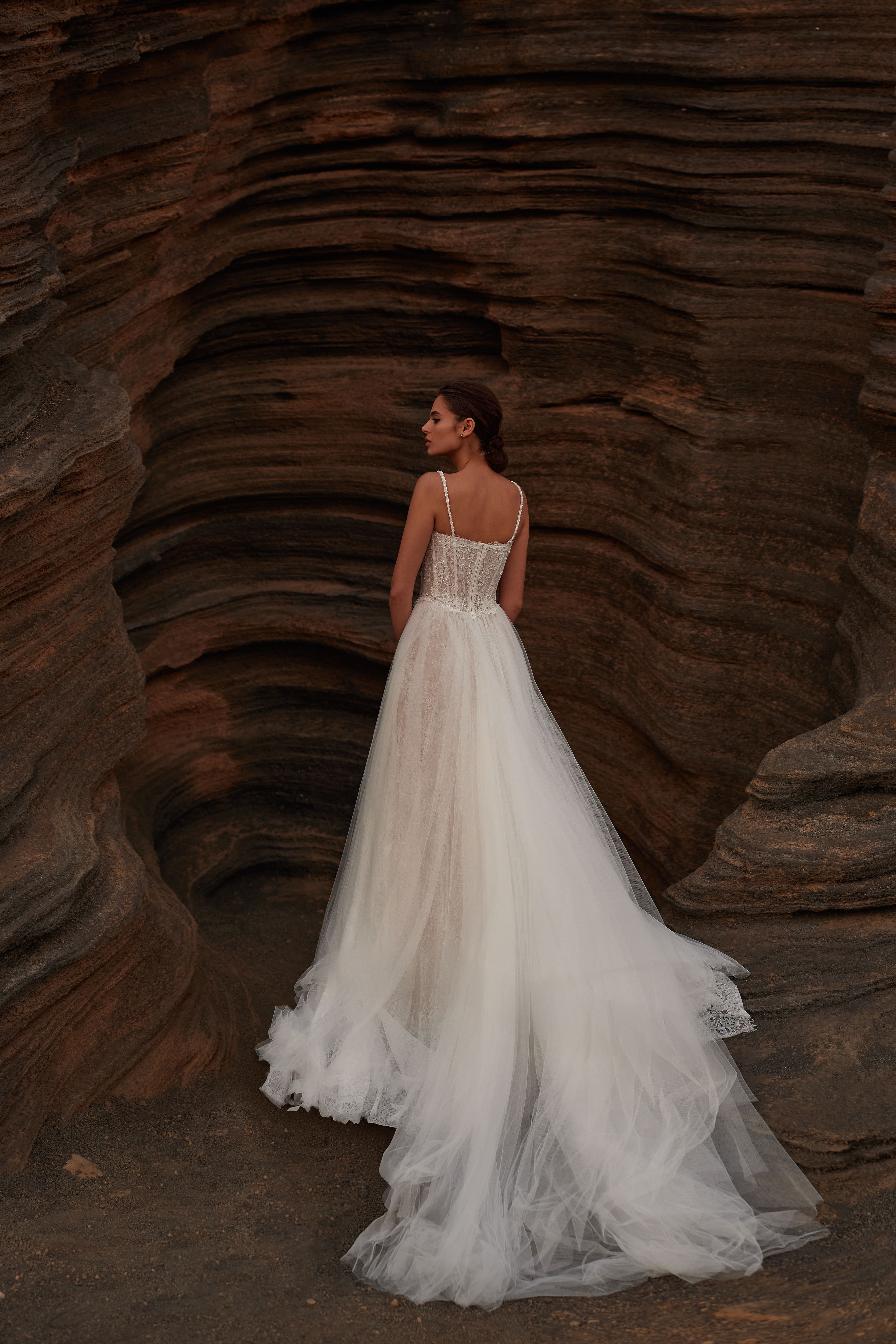  A-Linien-Brautkleid mit semi-transparentem Spitzenkorsett von Milla Nova 