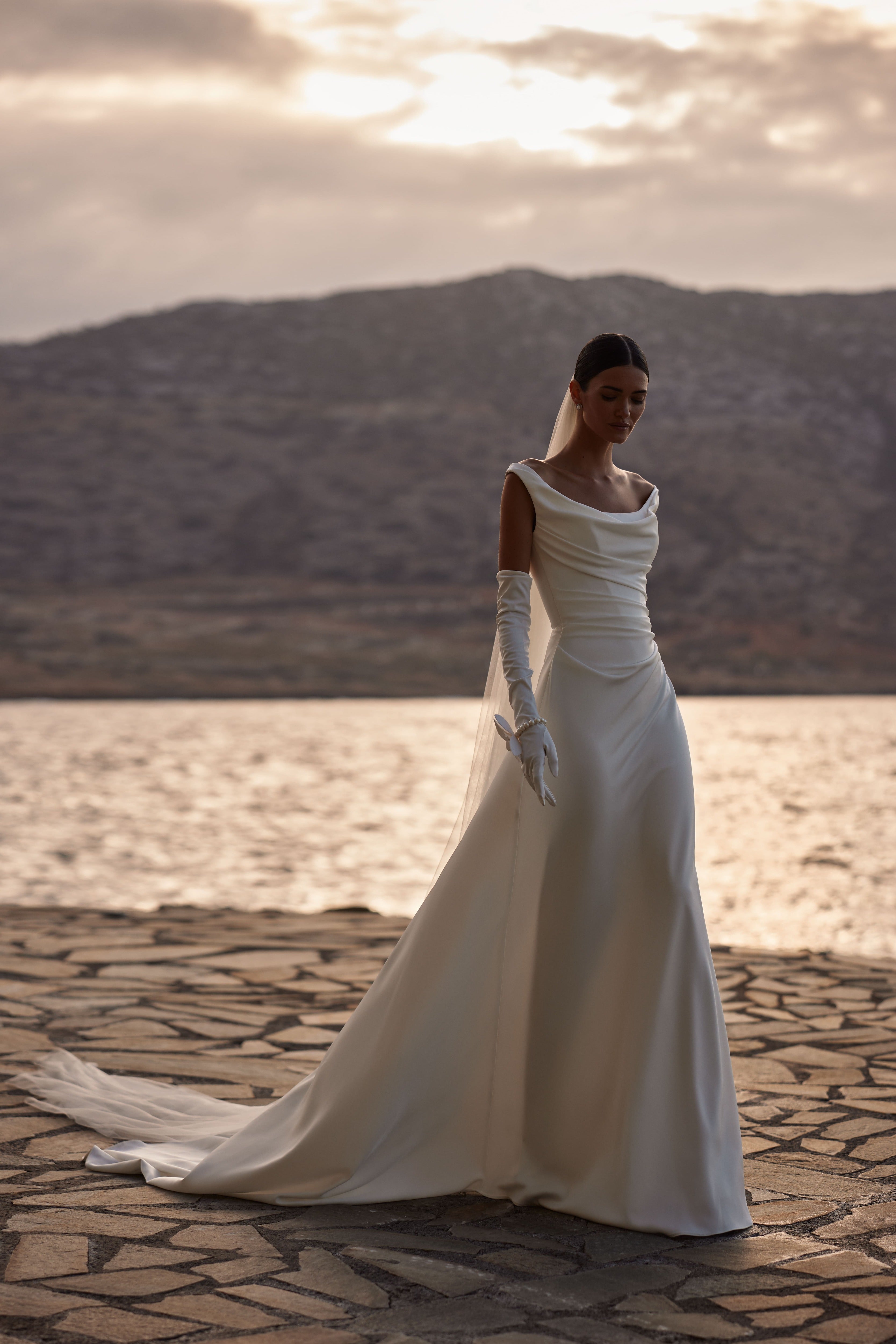  A-Linien-Brautkleid aus Satin mit Wasserfallausschnitt von Milla Nova 