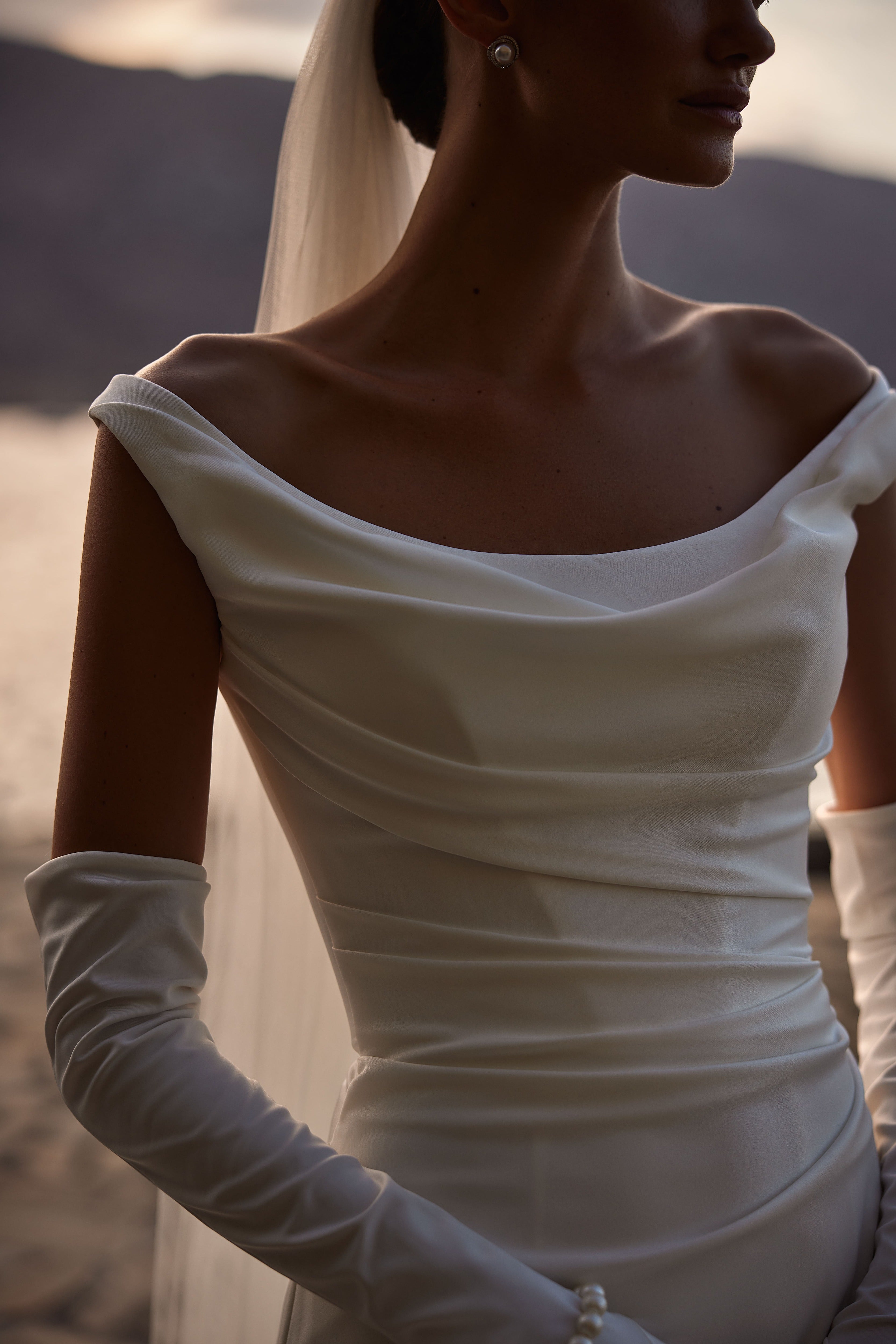 A-Linien-Brautkleid aus Satin mit Wasserfallausschnitt von Milla Nova 