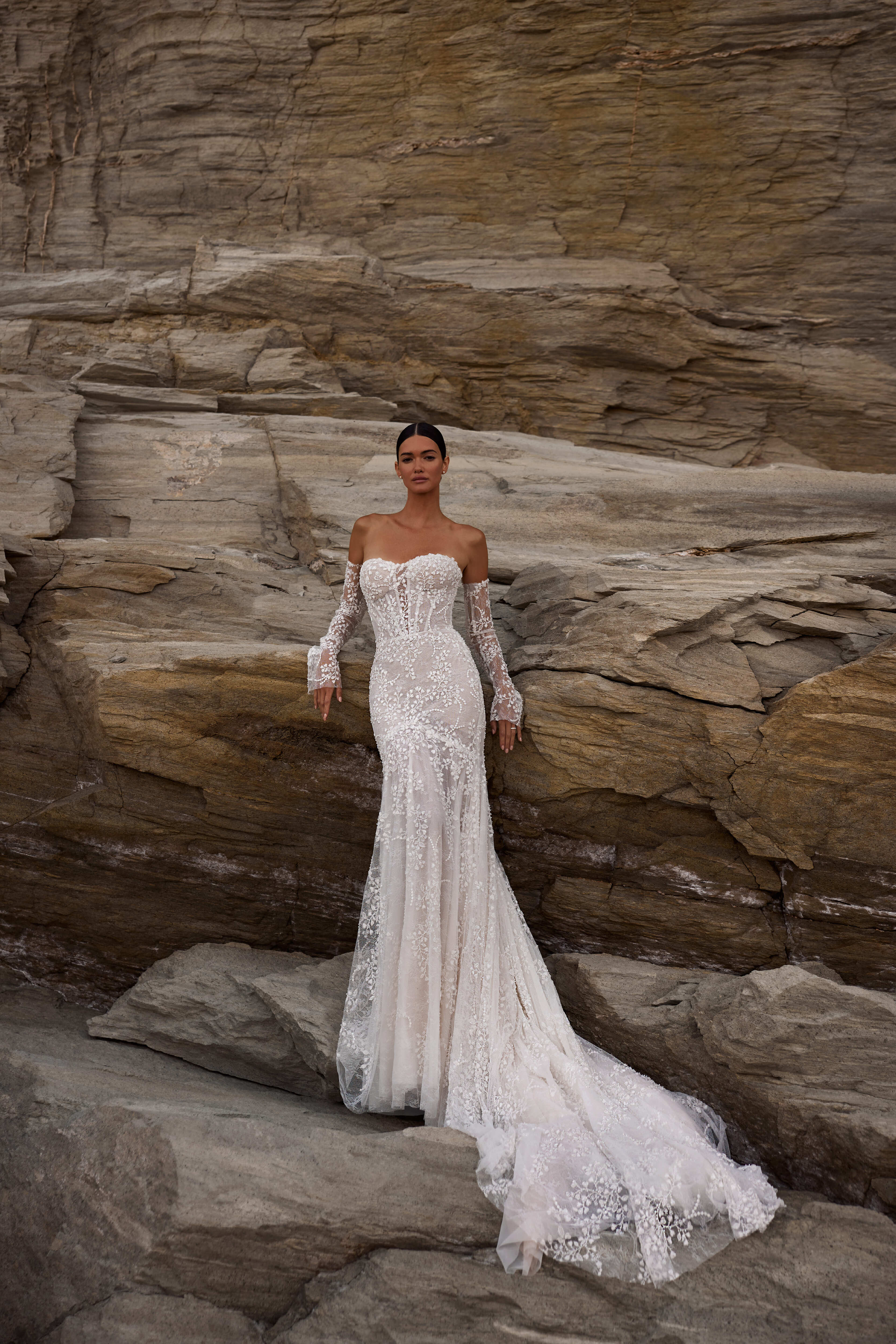 Meerjungfrau-Brautkleid aus Spitze mit floralen Applikationen von Milla Nova