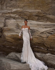 Brautkleid aus Spitze mit floralen Applikationen von Milla Nova