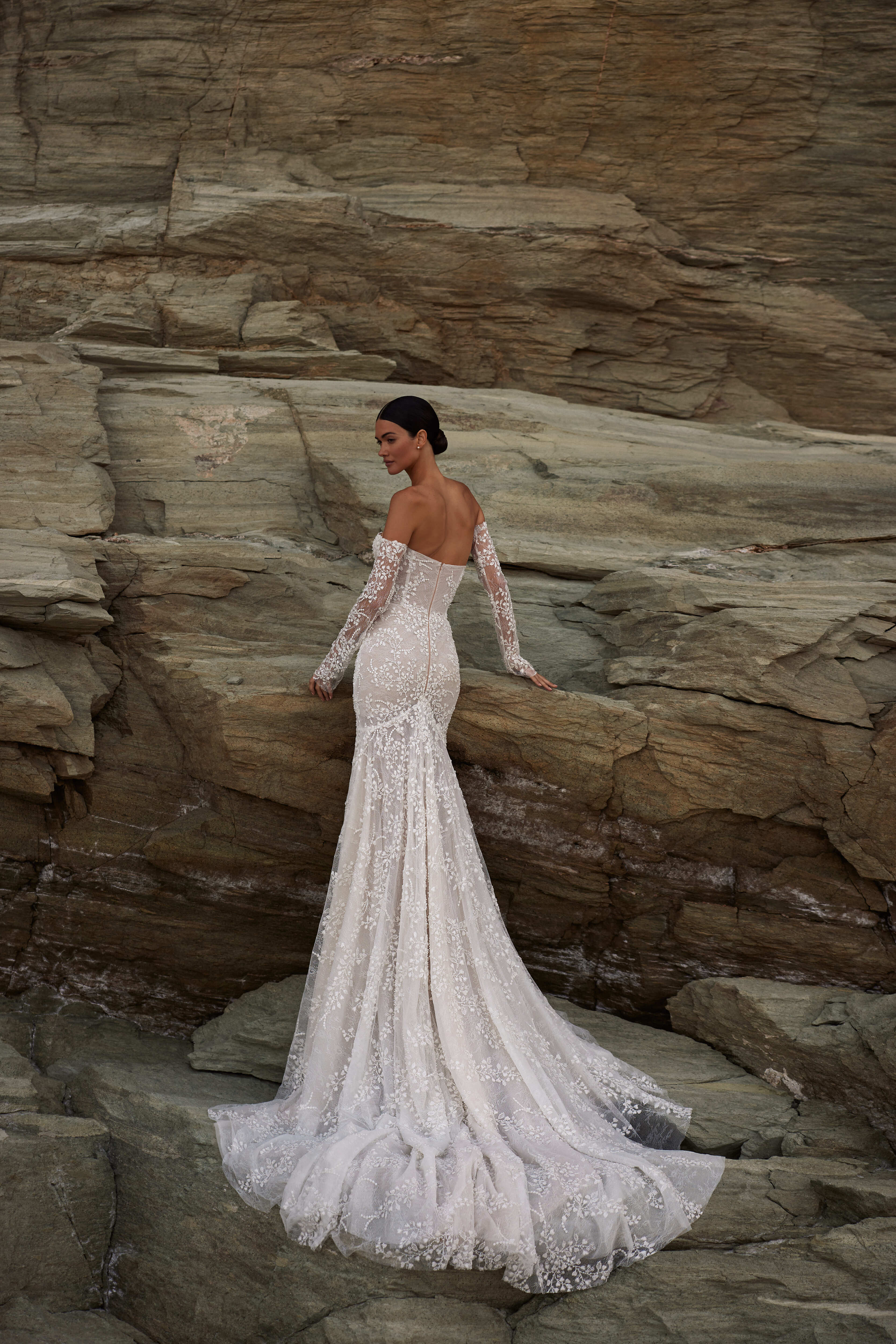 Meerjungfrau-Brautkleid aus Spitze mit floralen Applikationen von Milla Nova