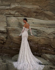 Brautkleid aus Spitze mit floralen Applikationen von Milla Nova