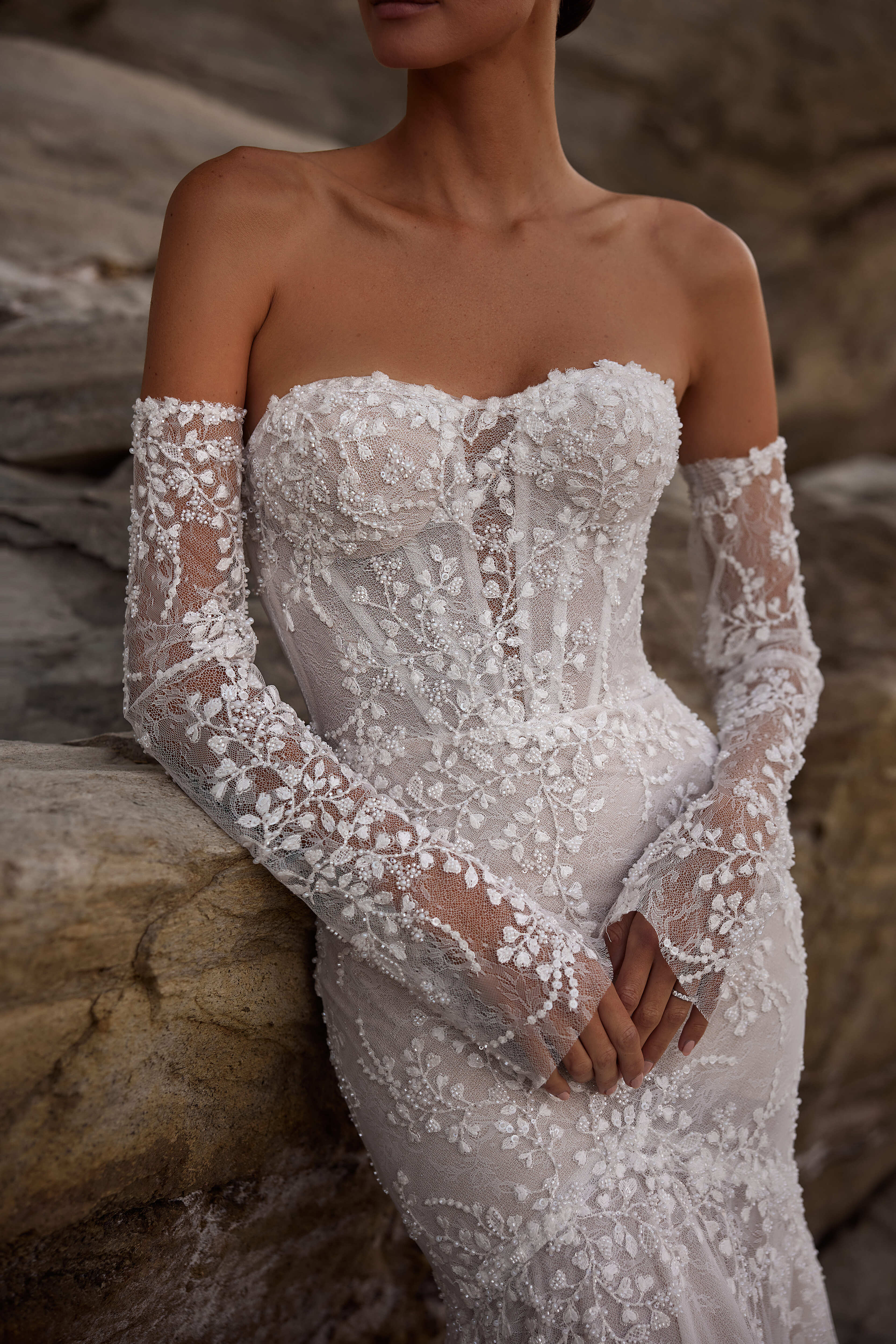 Meerjungfrau-Brautkleid aus Spitze mit floralen Applikationen von Milla Nova