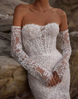 Brautkleid aus Spitze mit floralen Applikationen von Milla Nova