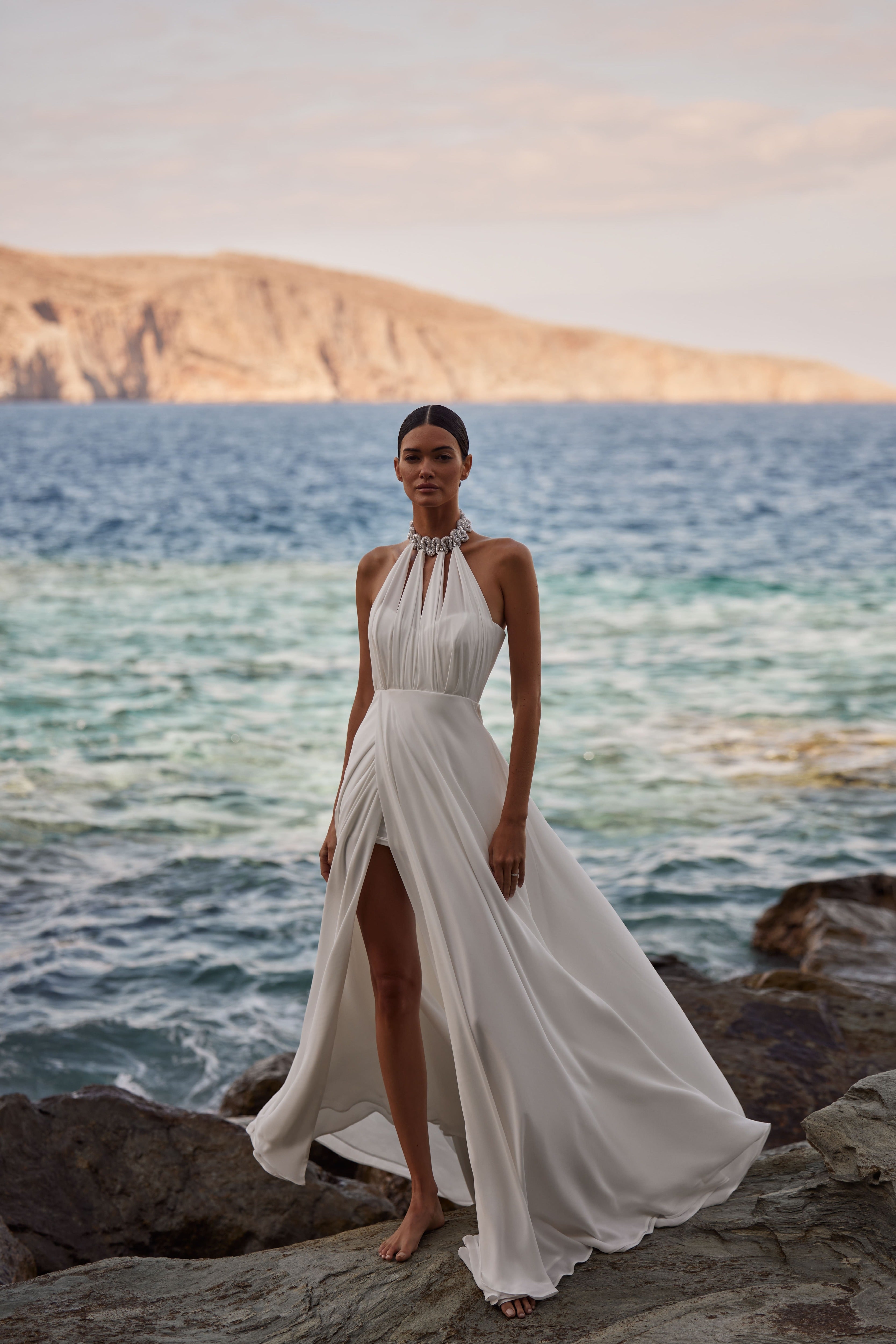 Brautkleid aus Chiffon mit halskettenartigem Stehkragen von Milla Nova 
