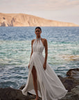 Brautkleid aus Chiffon mit halskettenartigem Stehkragen von Milla Nova 