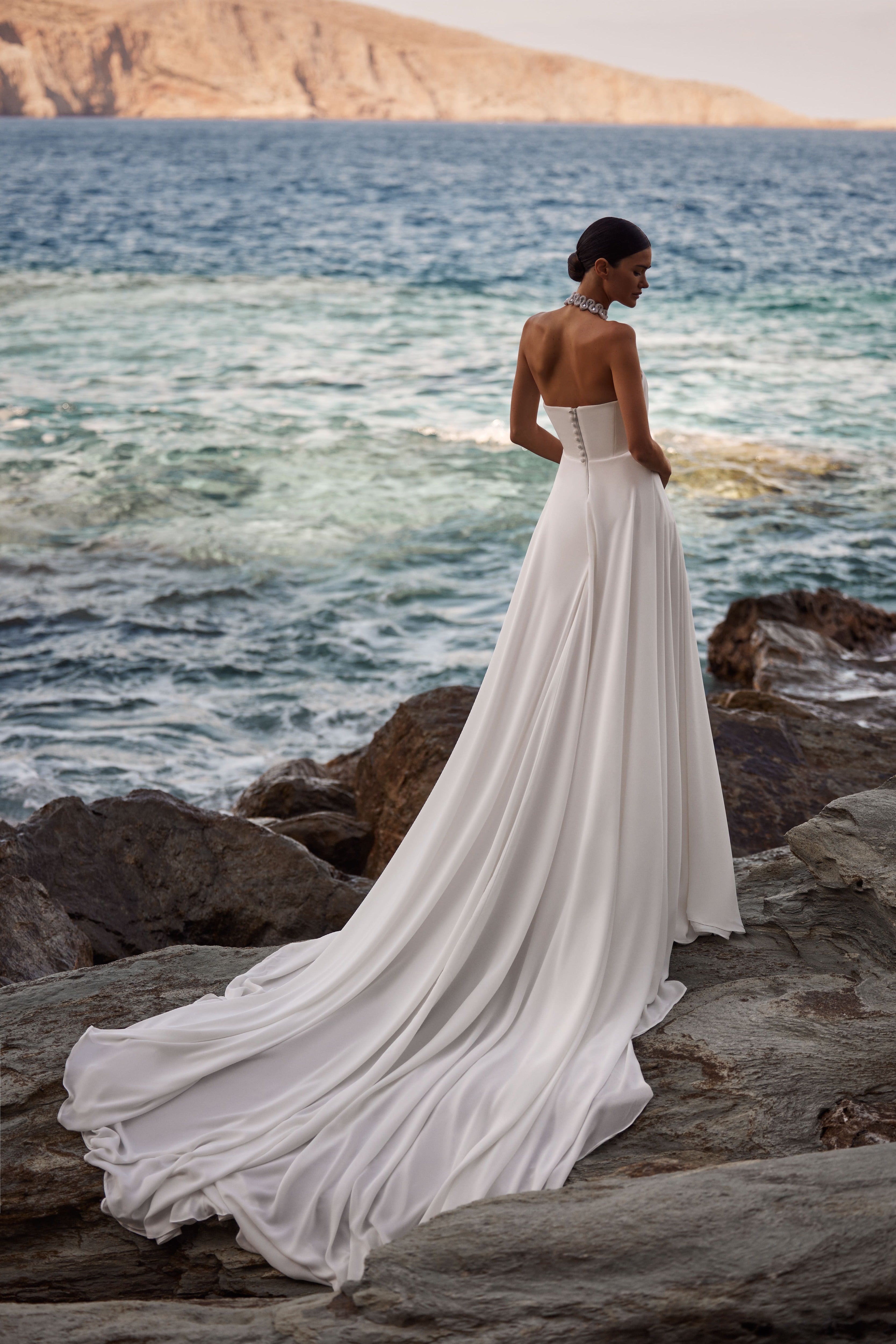 Brautkleid aus Chiffon mit halskettenartigem Stehkragen von Milla Nova 