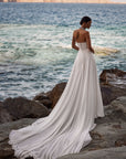 Brautkleid aus Chiffon mit halskettenartigem Stehkragen von Milla Nova 