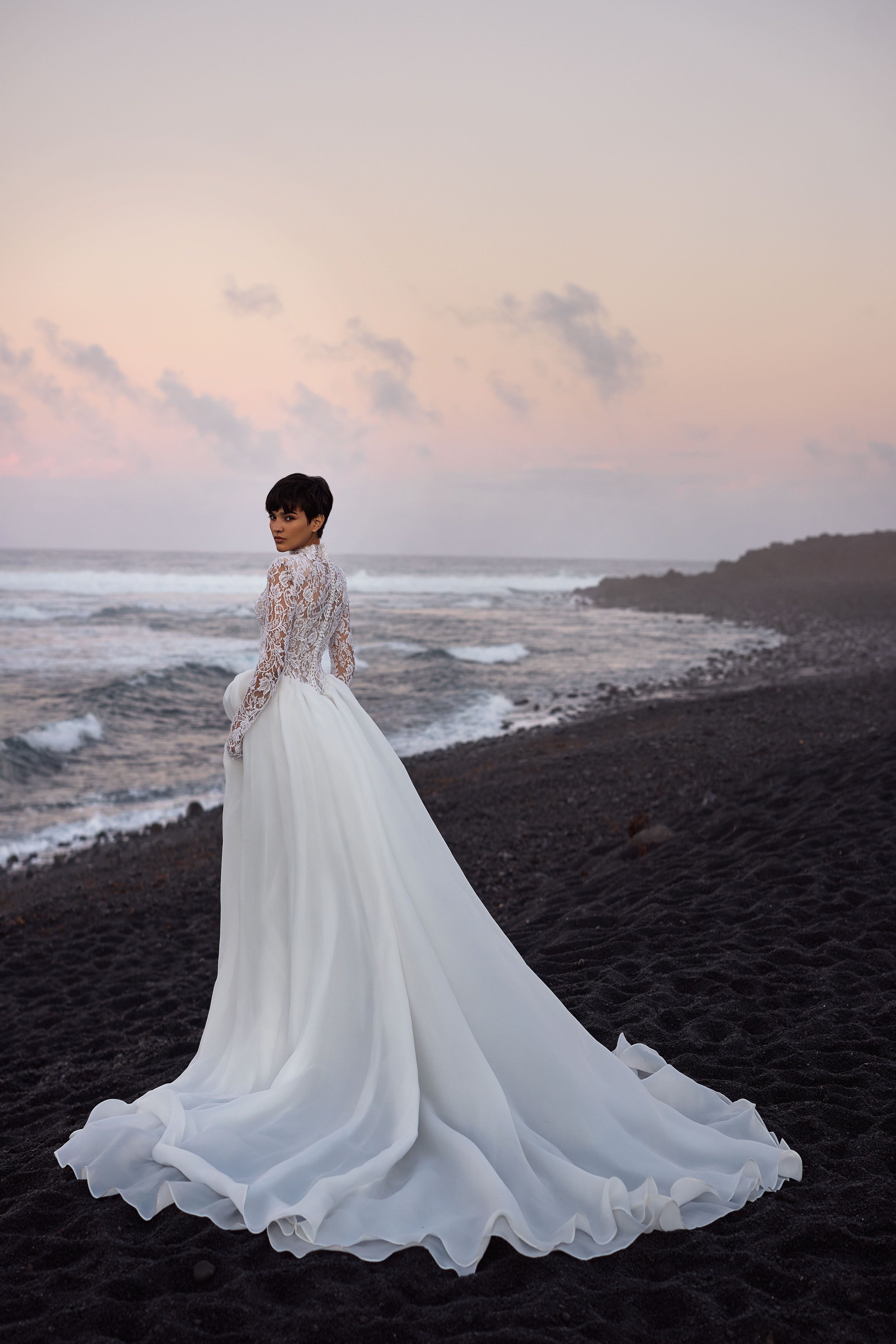 A-Linie Brautkleid mit langen Ärmeln und semi-transparentem Korsett von Milla Nova