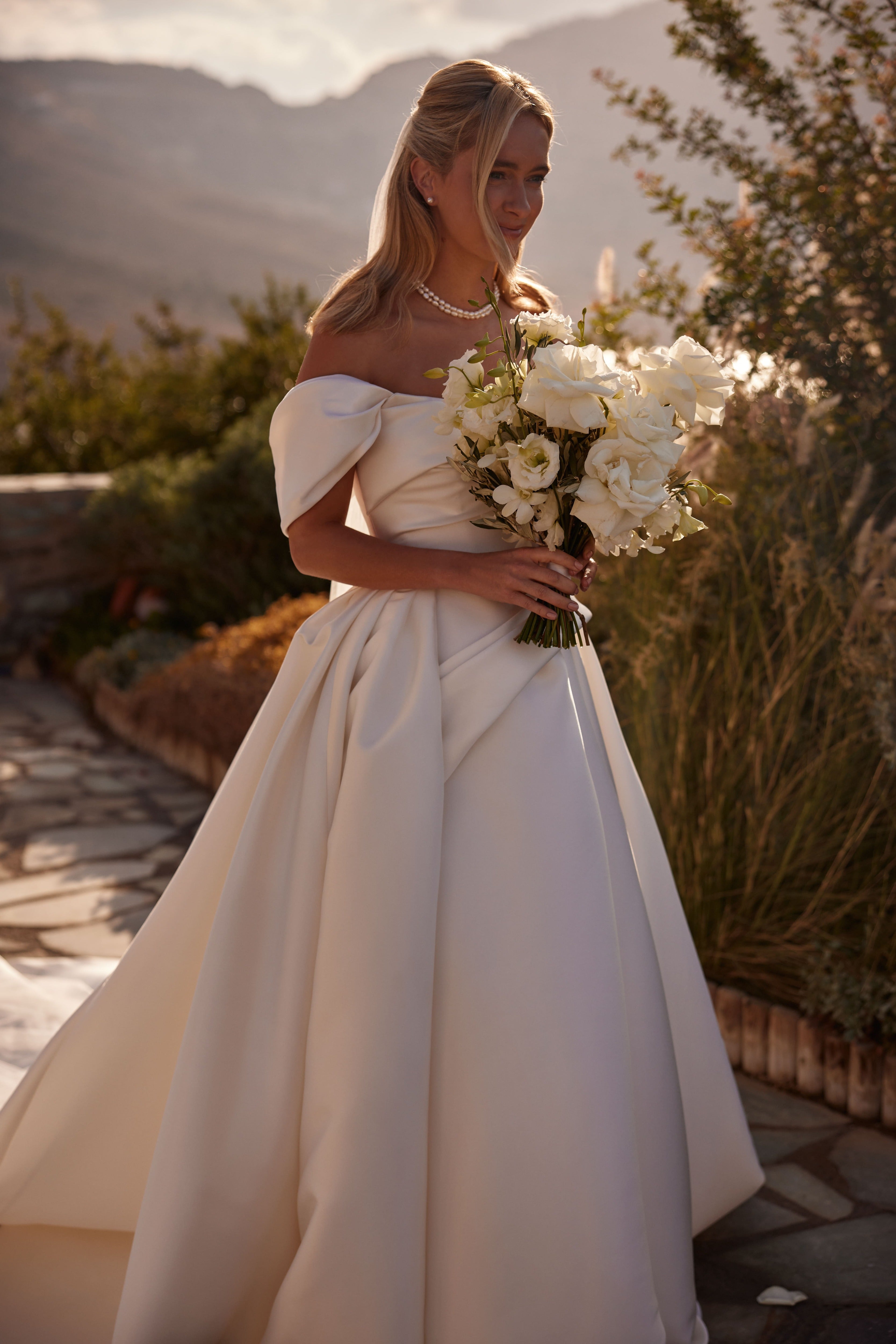 Prinzessinnen-Brautkleid aus Mikado mit Korsett-Oberteil von Milla Nova