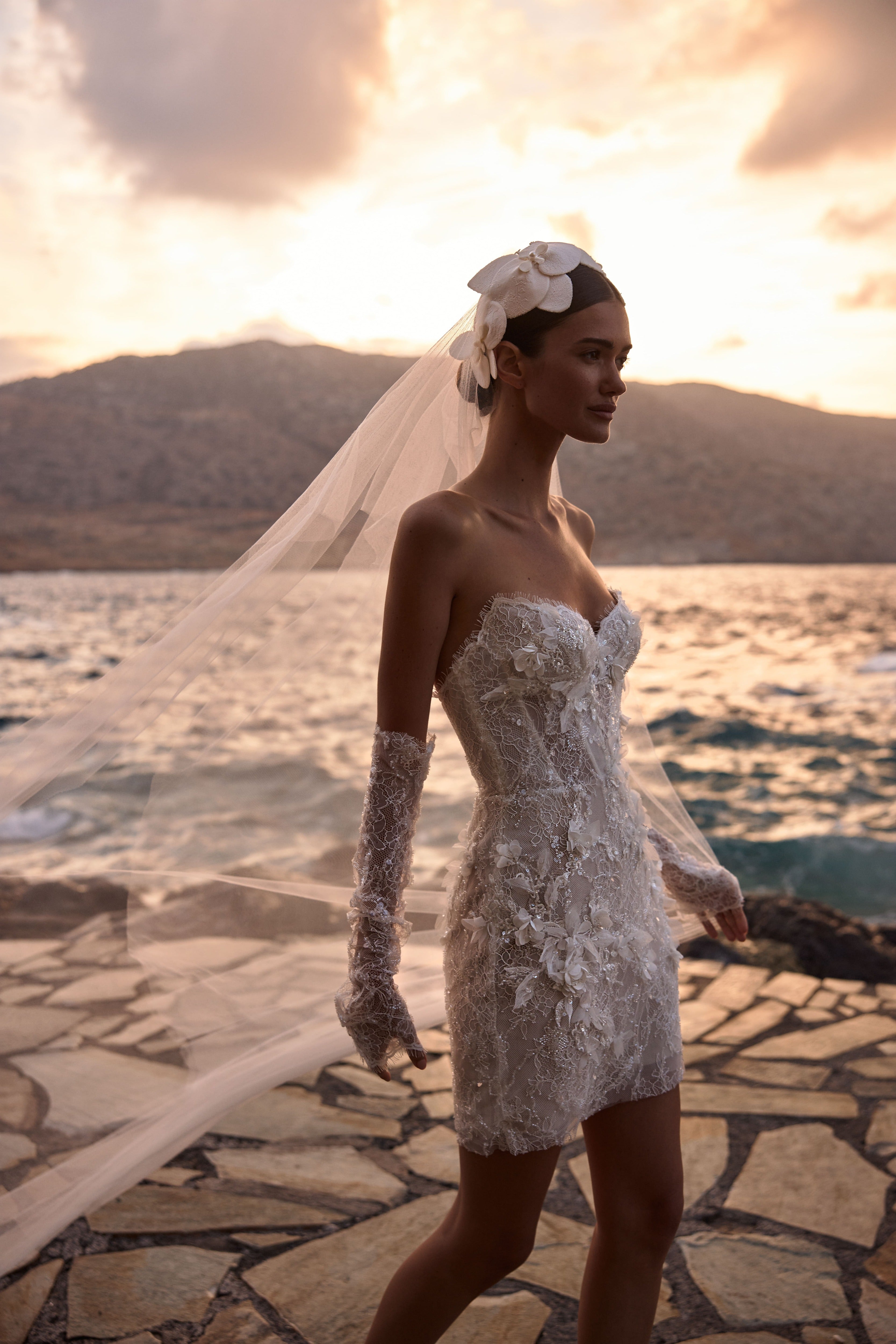 Mini Brautkleid  aus floraler Spitze mit 3D-Blüten und Pailletten von Milla Nova 