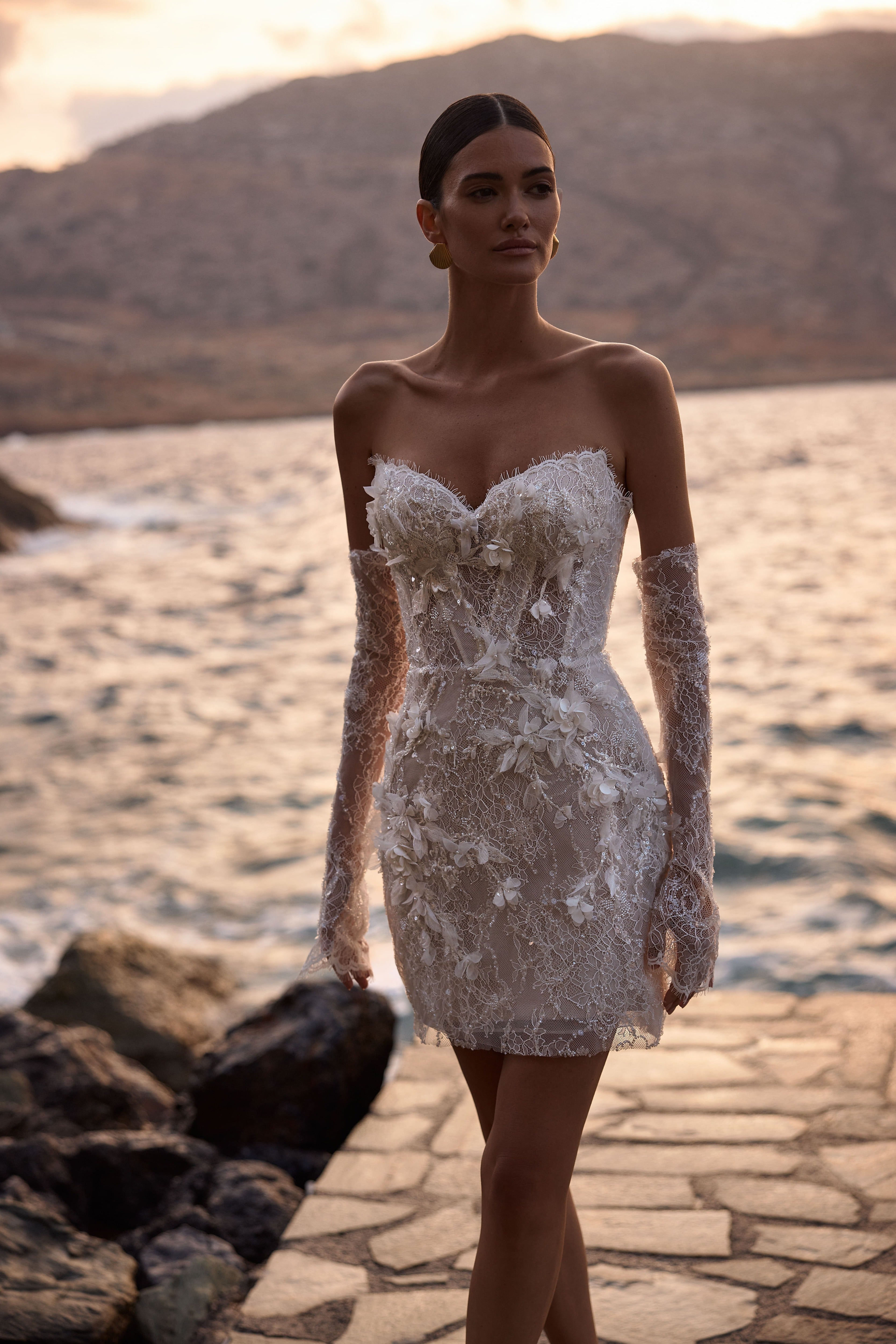 Mini Brautkleid  aus floraler Spitze mit 3D-Blüten und Pailletten von Milla Nova