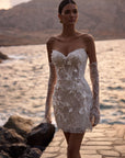 Mini Brautkleid  aus floraler Spitze mit 3D-Blüten und Pailletten von Milla Nova