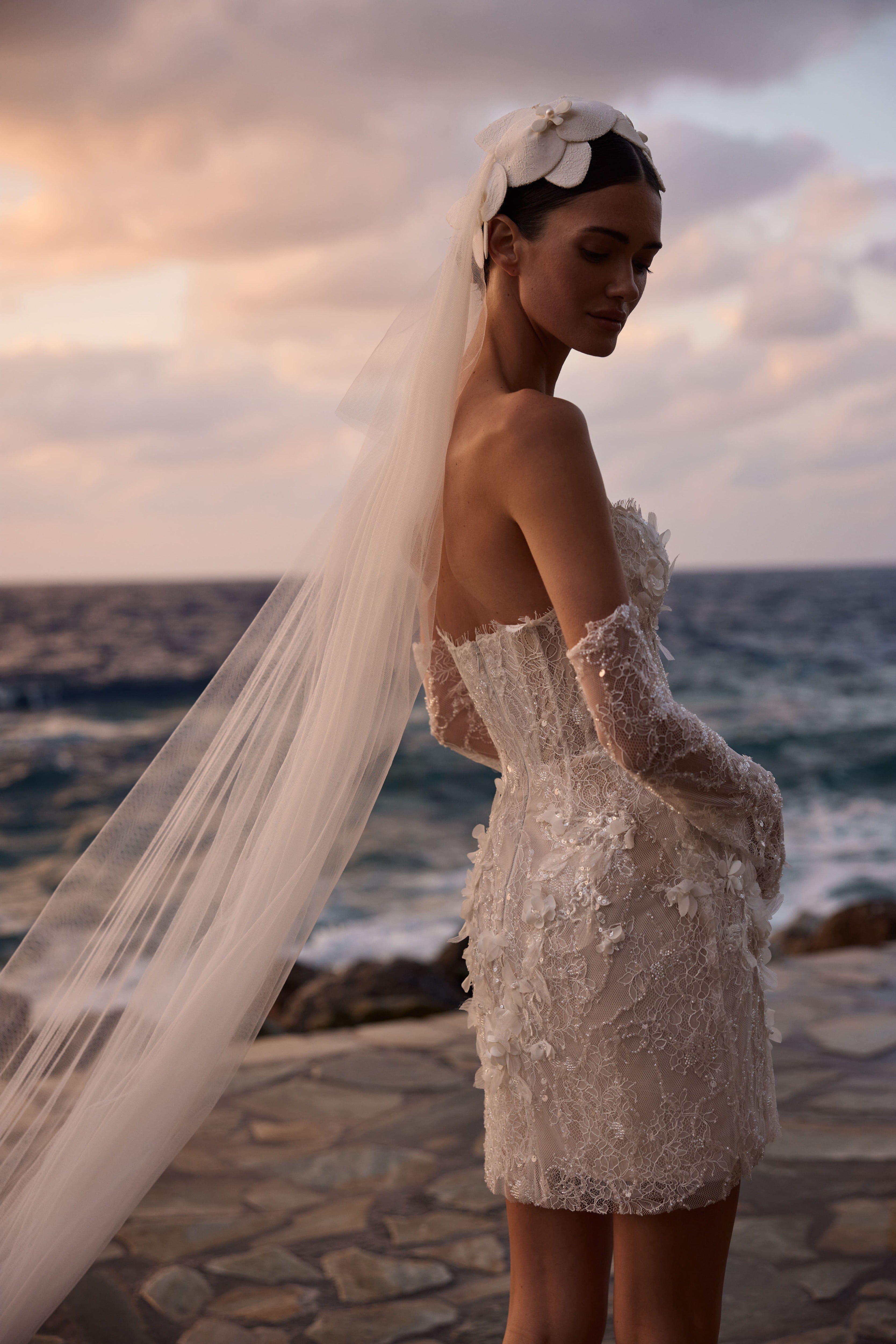 Mini Brautkleid  aus floraler Spitze mit 3D-Blüten und Pailletten von Milla Nova