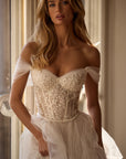 Brautkleid mit perlenbesetztem Korsett-Oberteil und Tüllrock von Milla Nova