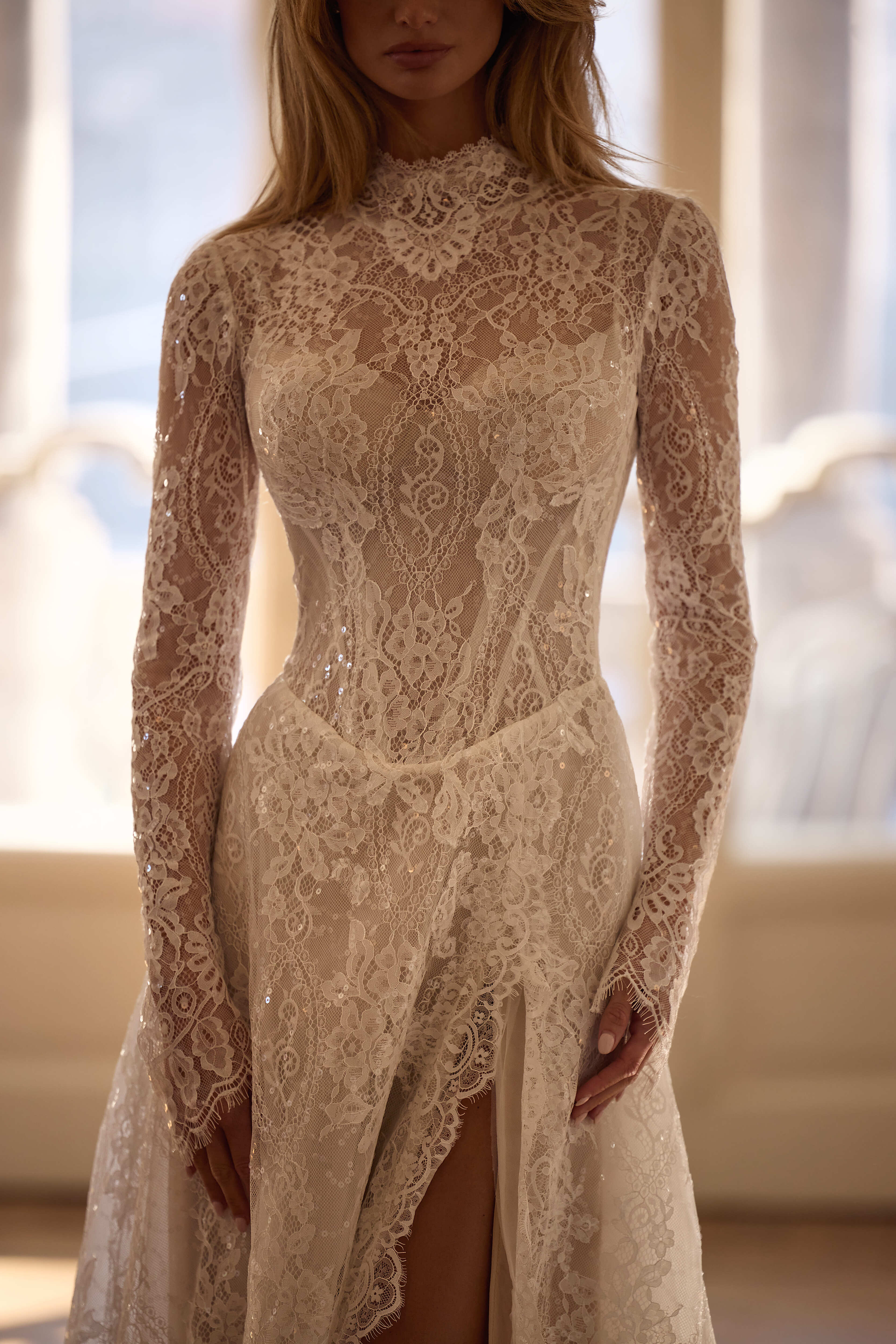 Brautkleid mit hohem Ausschnitt aus paillettenbestickter Spitze von Milla Nova