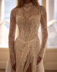 Brautkleid mit hohem Ausschnitt aus paillettenbestickter Spitze von Milla Nova