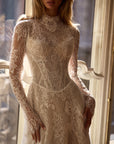 Brautkleid mit hohem Ausschnitt aus paillettenbestickter Spitze von Milla Nova