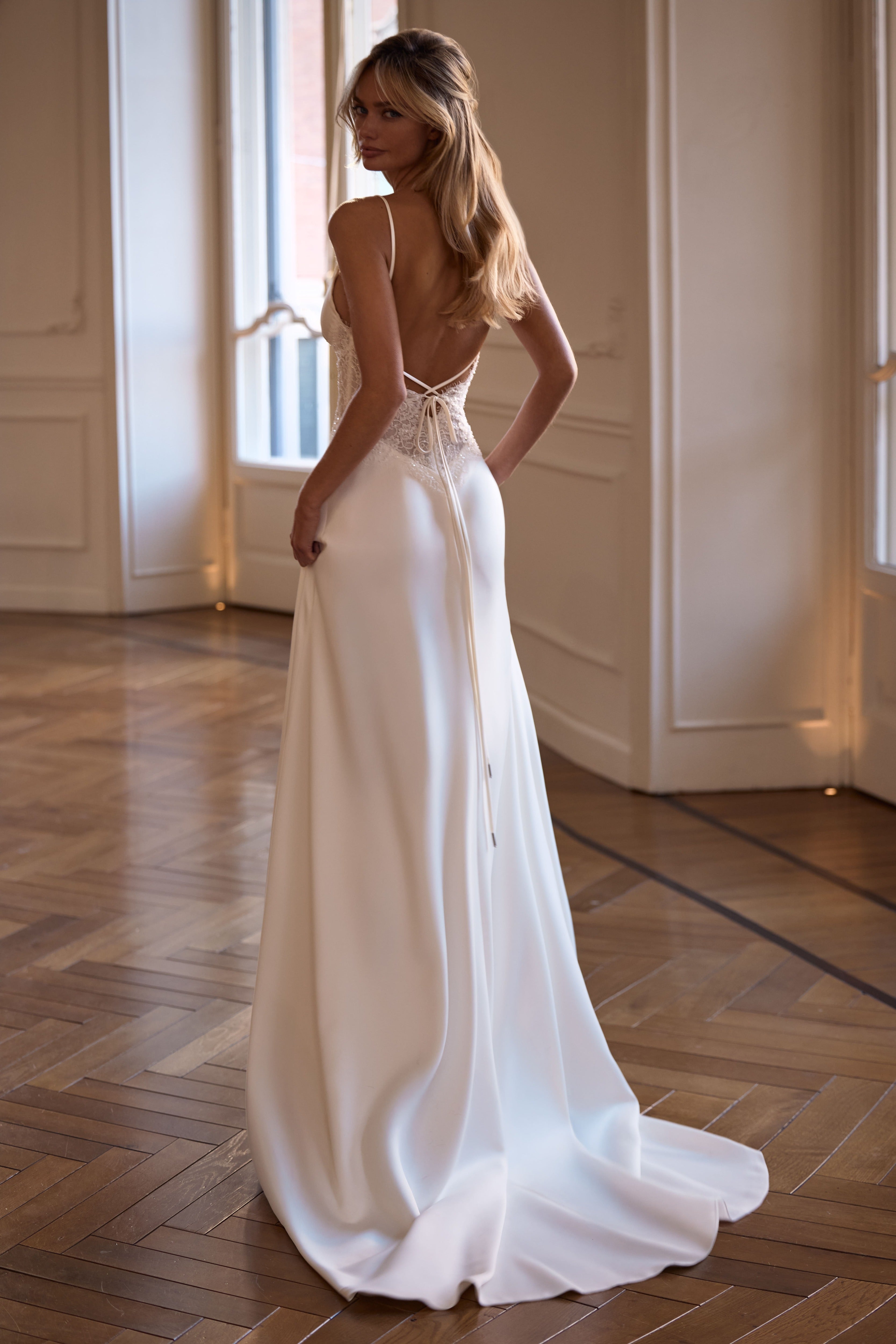 Brautkleid mit Spaghettiträger von Milla Nova 