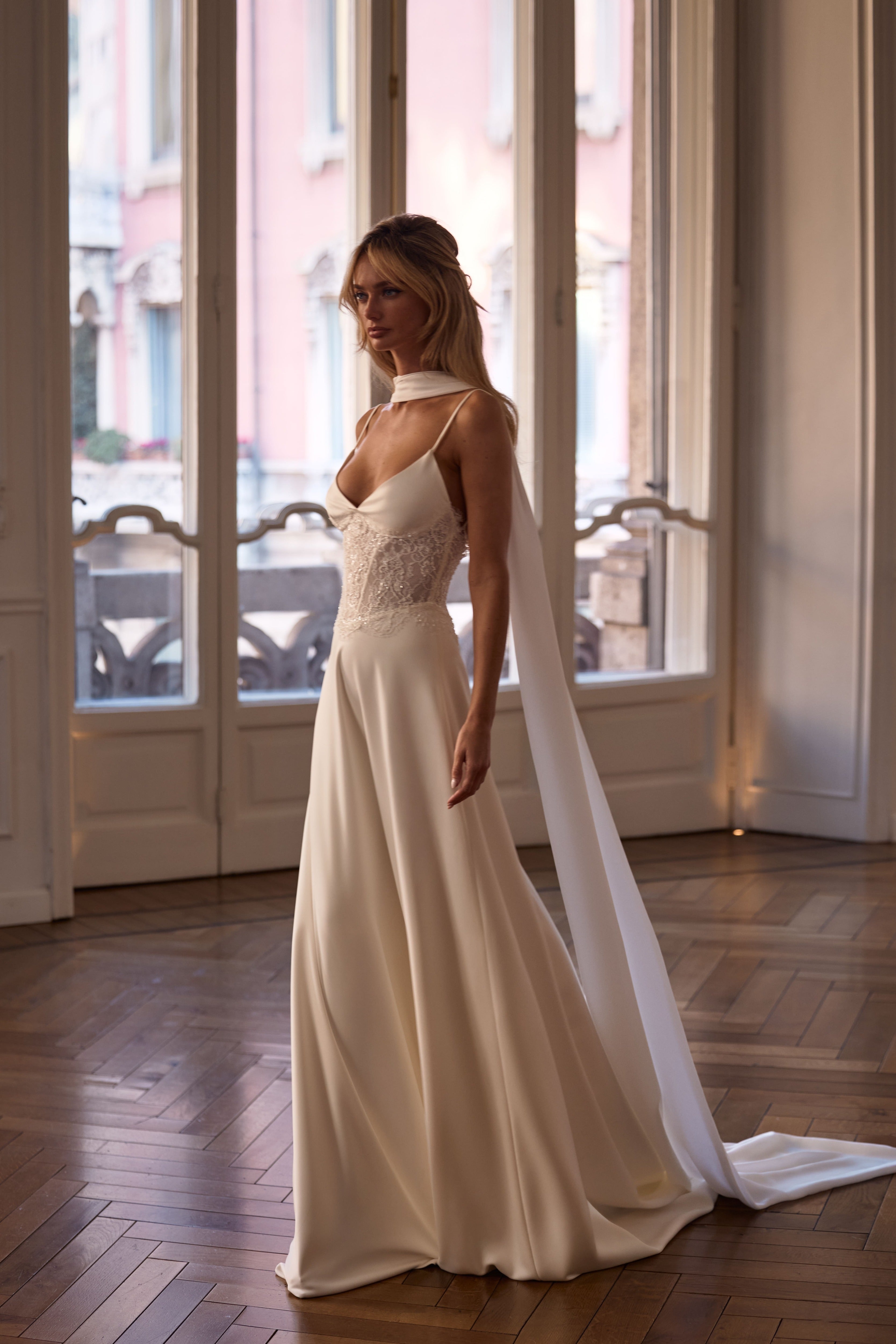 Brautkleid mit Spaghettiträger von Milla Nova 