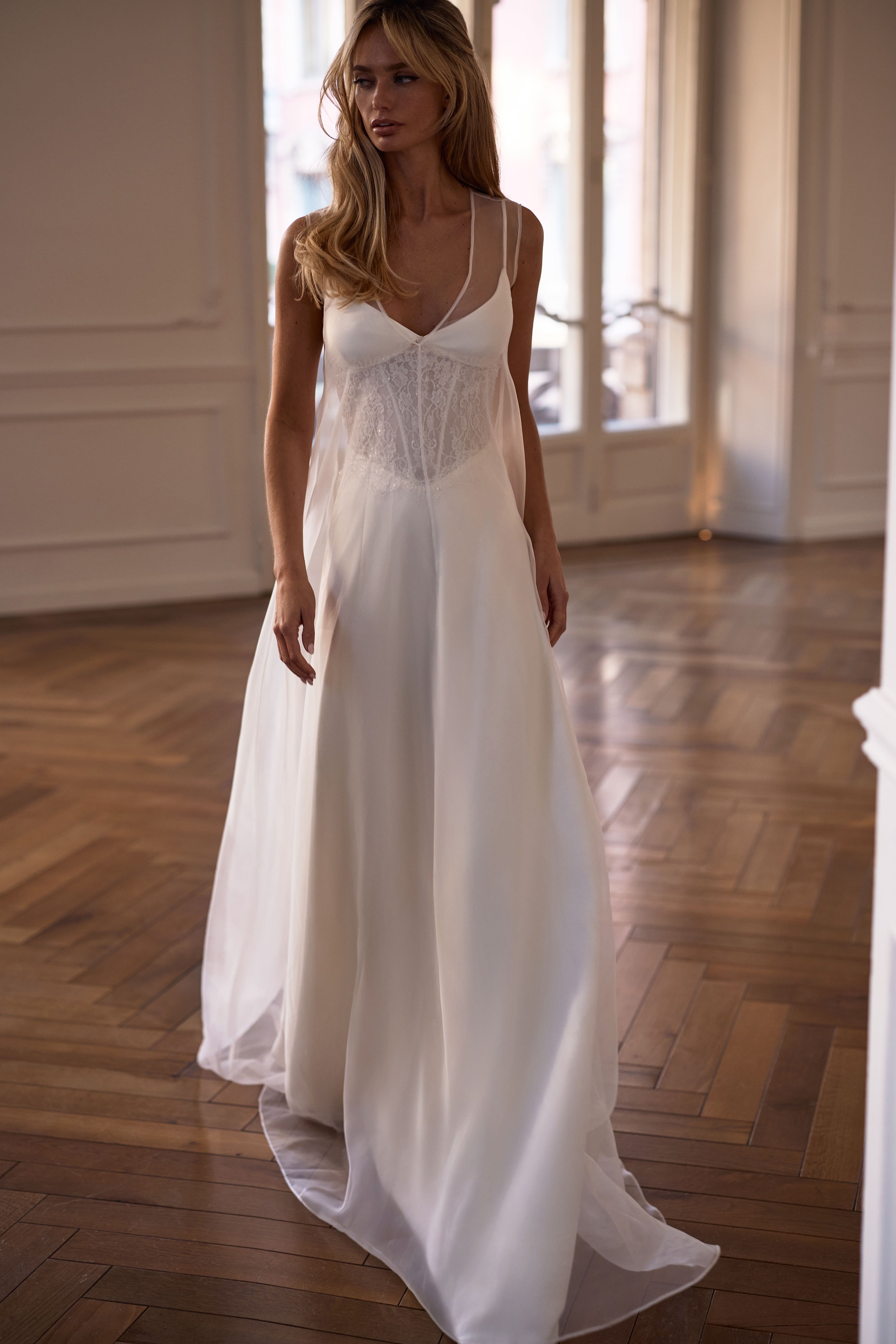 Brautkleid mit Spaghettiträger von Milla Nova 