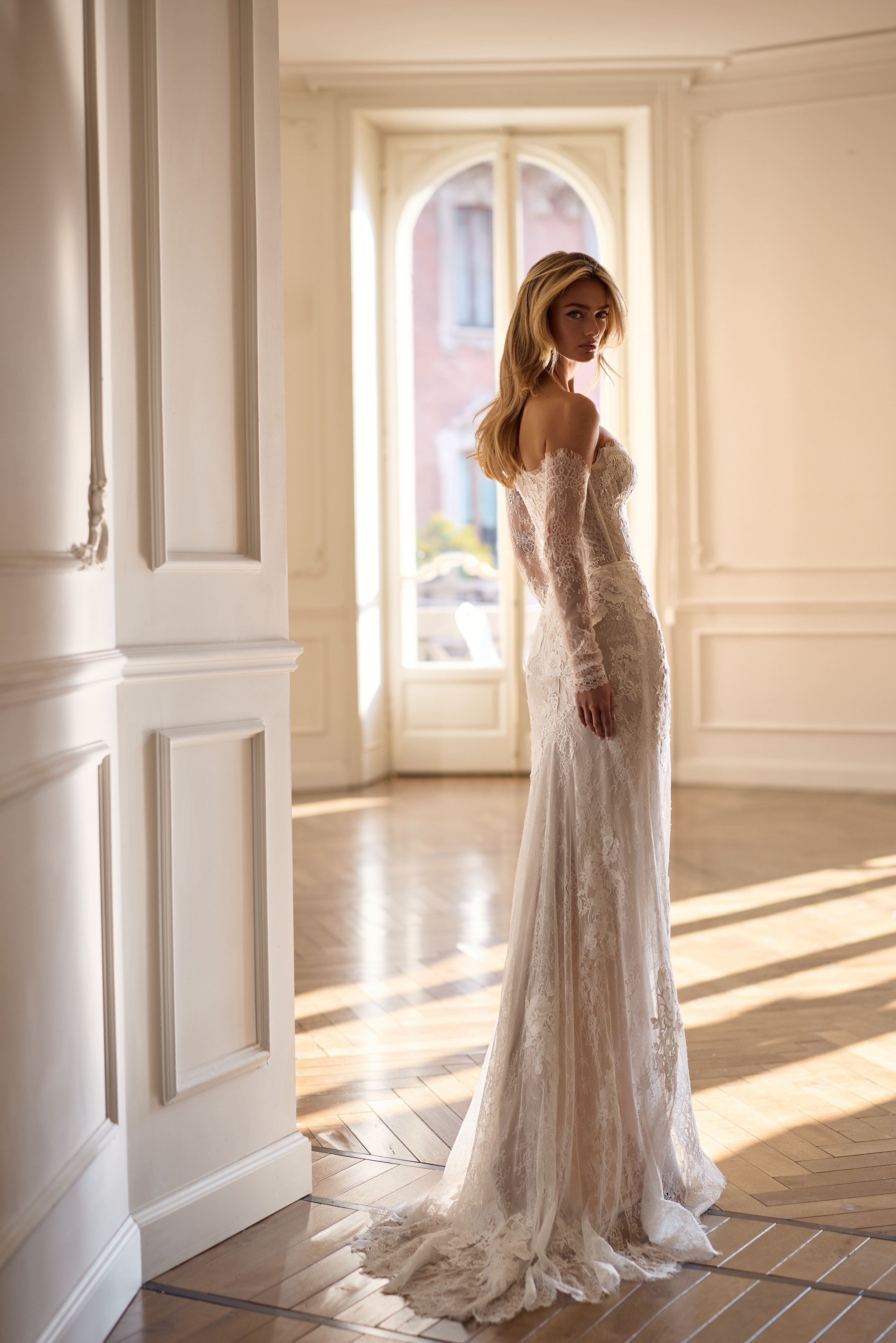 Brautkleid aus Chantilly-Spitze mit floralen Details von Milla Nova 