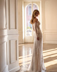 Brautkleid aus Chantilly-Spitze mit floralen Details von Milla Nova 