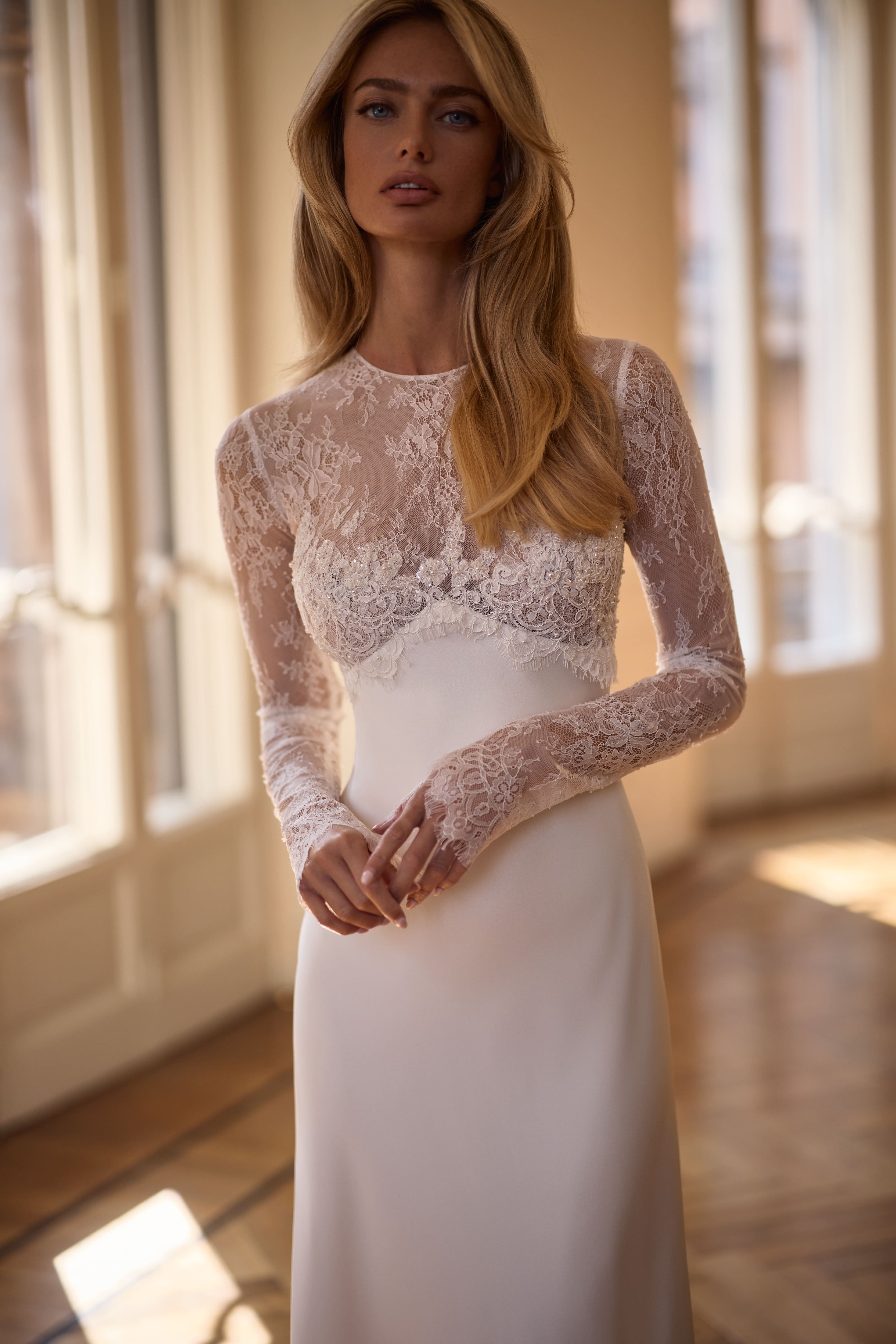 Brautkleid mit transparenten Ärmel mit abnehmbaren Manschetten von Milla Nova