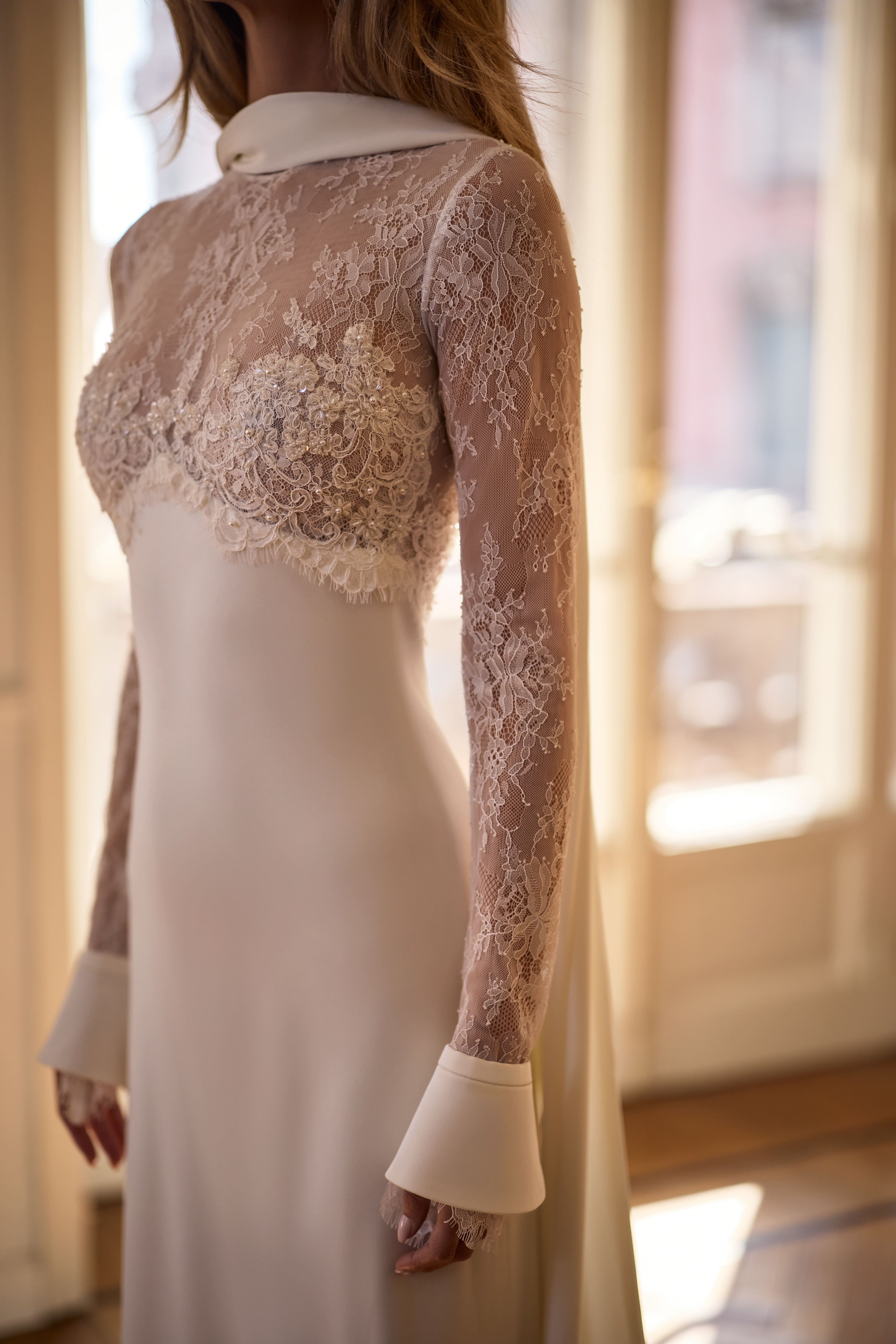 Brautkleid mit transparenten Ärmel mit abnehmbaren Manschetten von Milla Nova